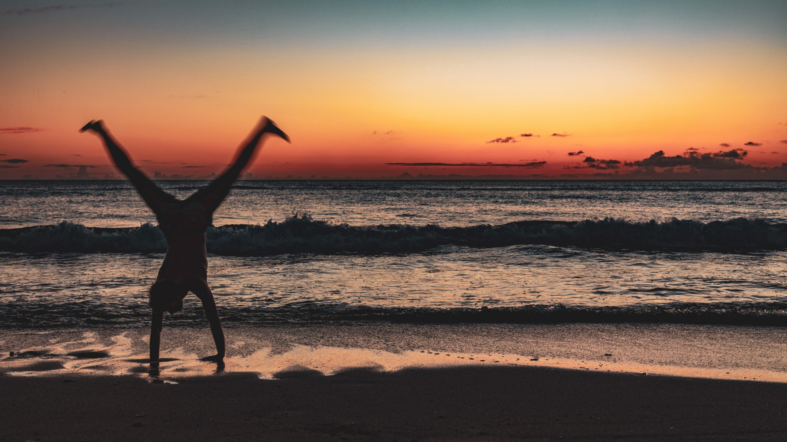 Acrobate en équilibre sur plage tropicale