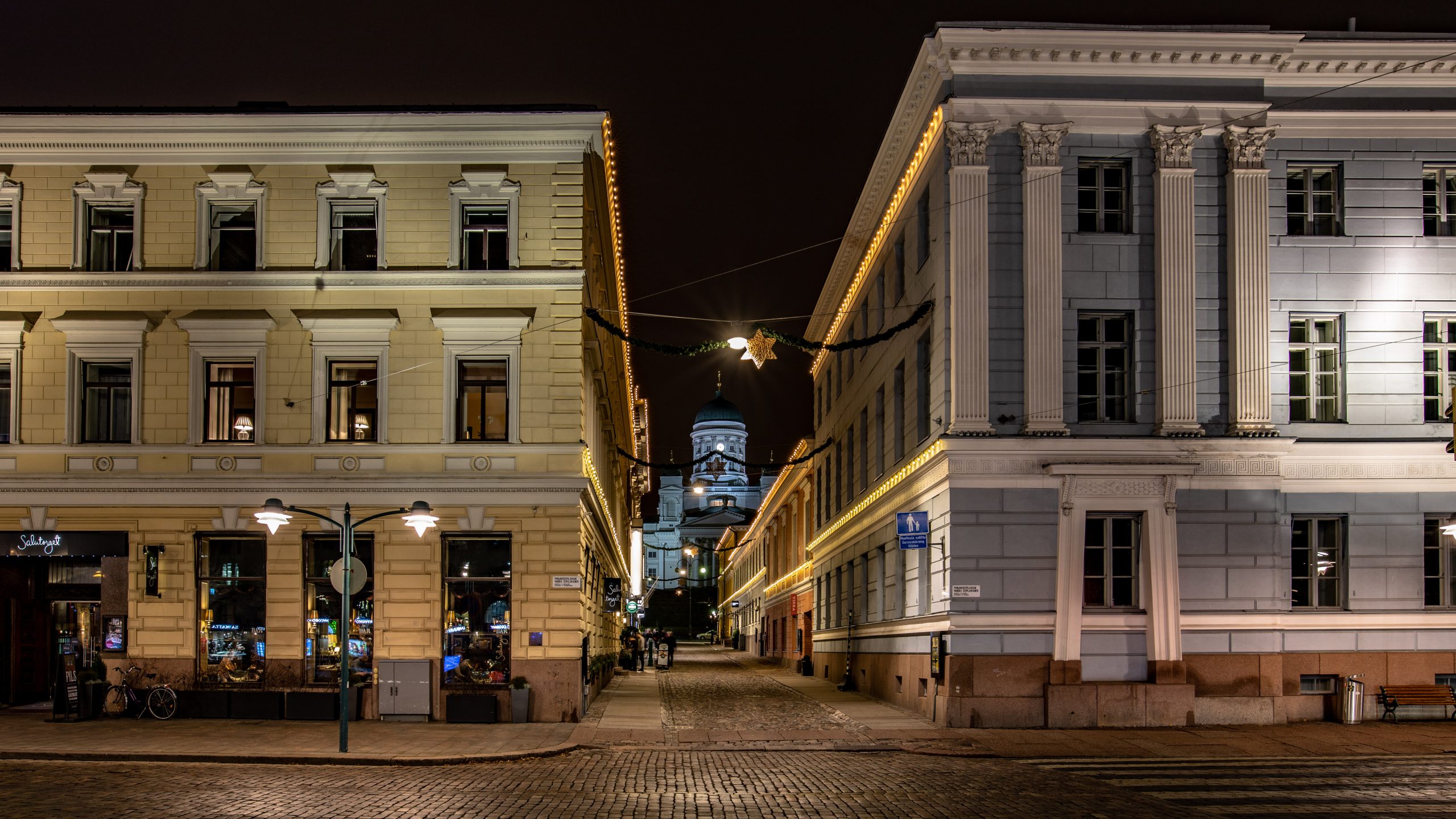 Allée pavée vers la Cathédrale d’Helsinki
