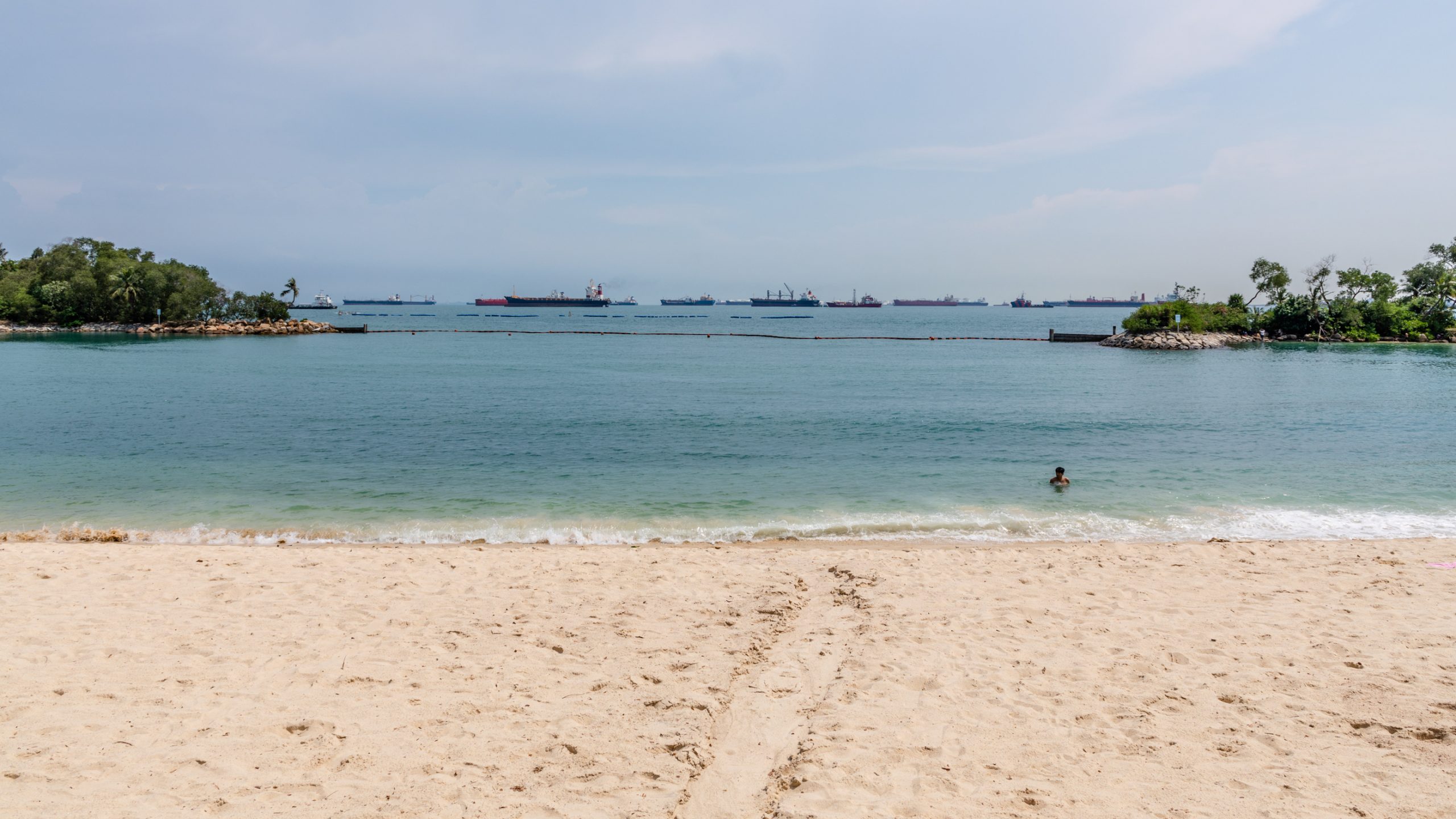 Baigneur face aux porte-conteneurs