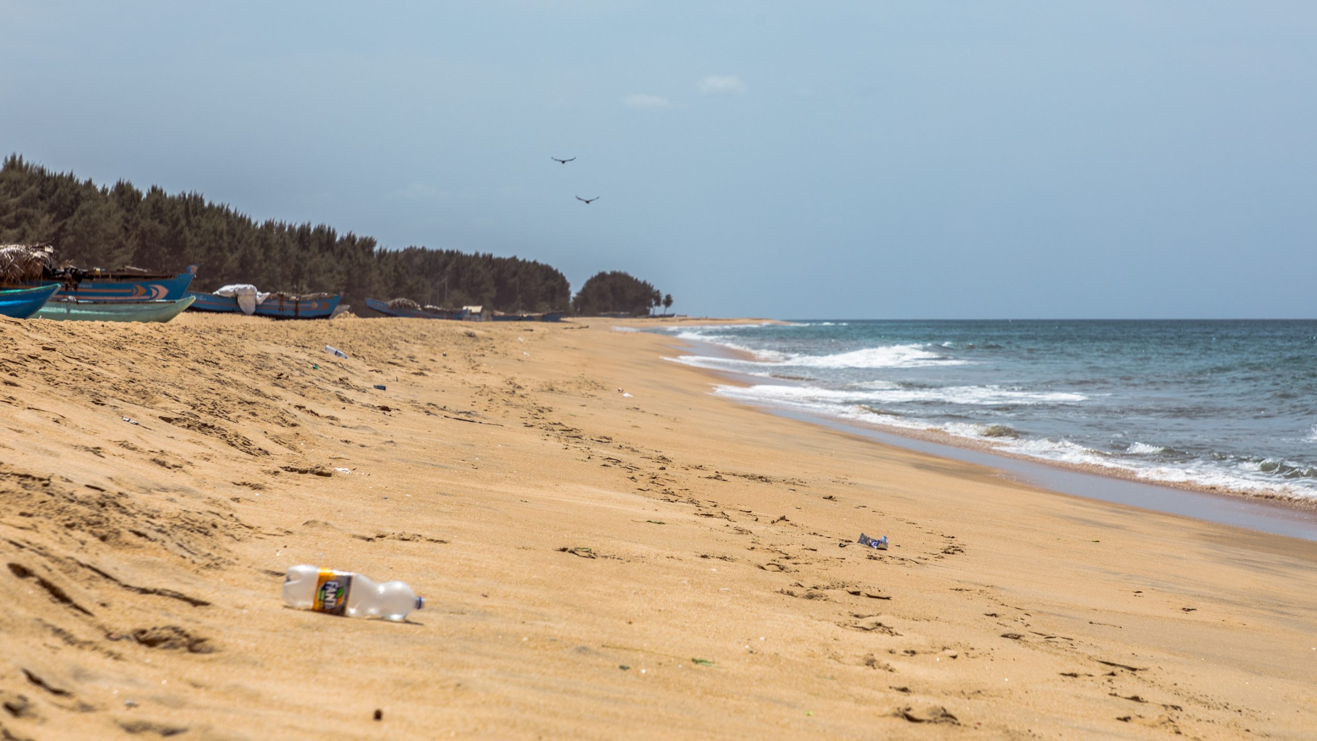 Bouteille plastique sur plage
