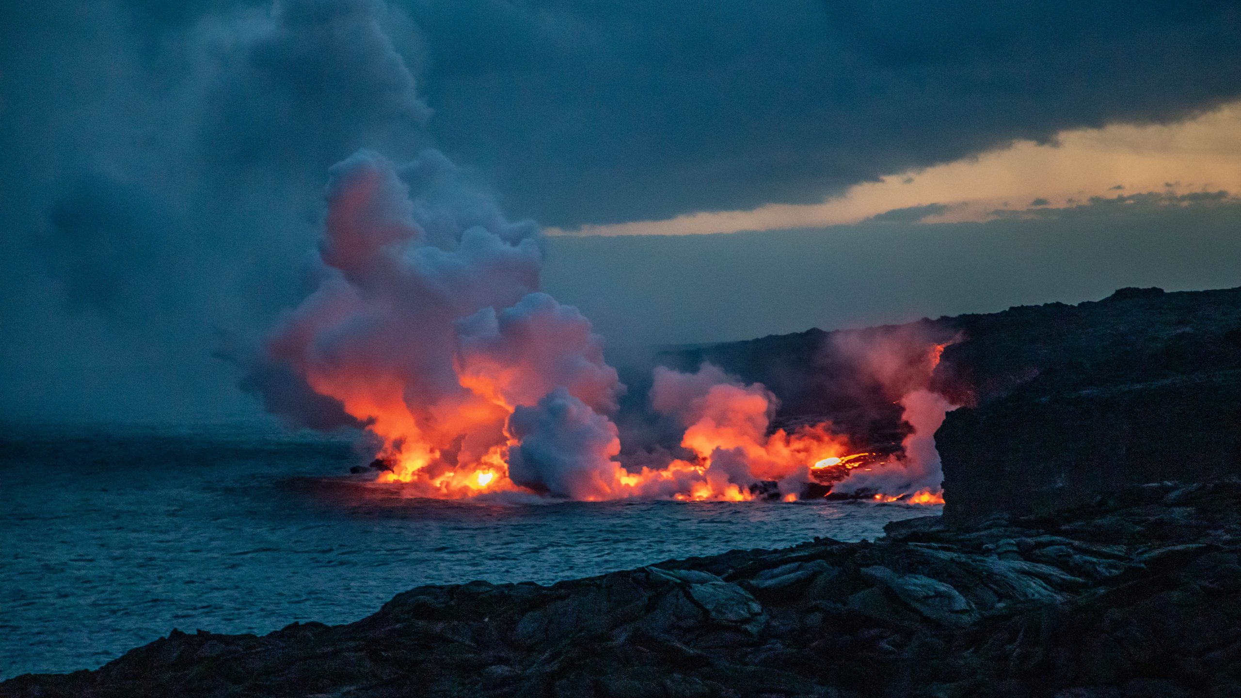 Coulée de lave dans l’océan