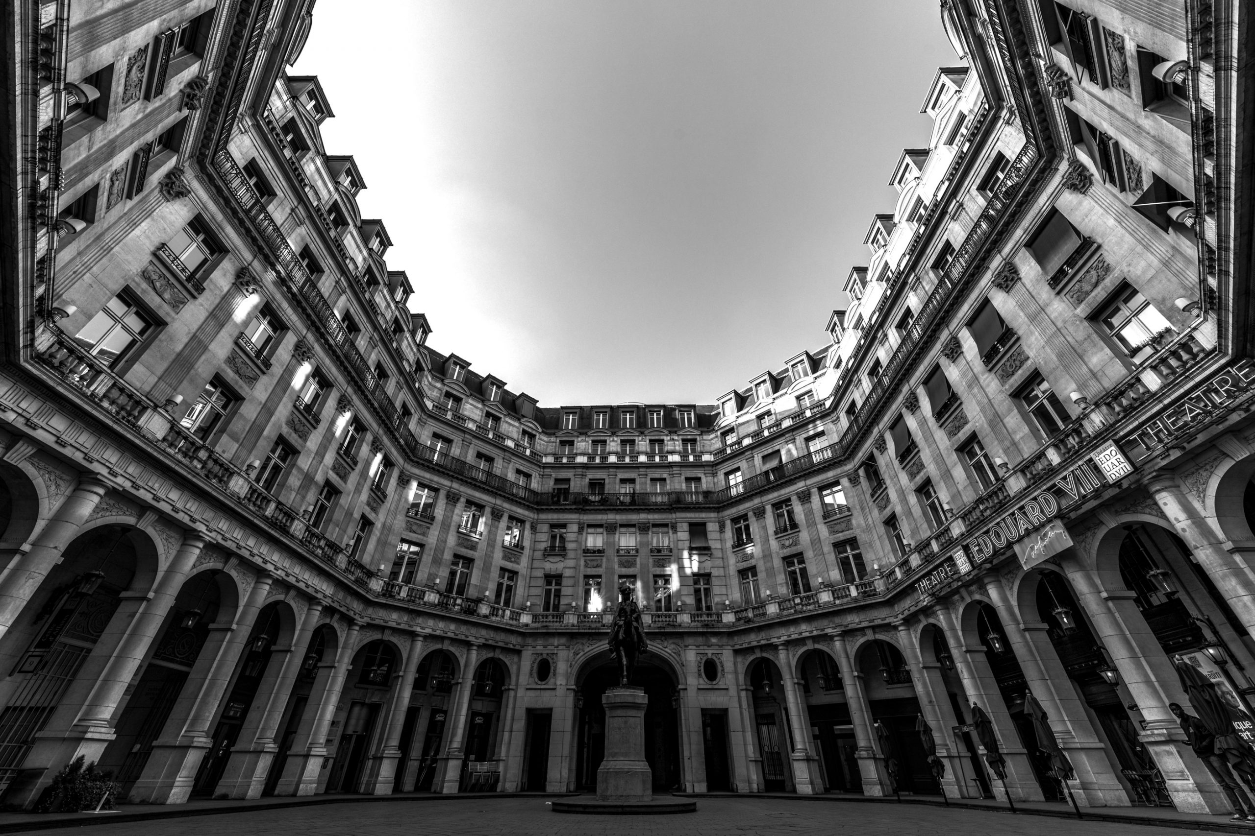 Cour intérieure du Théâtre Édouard VII