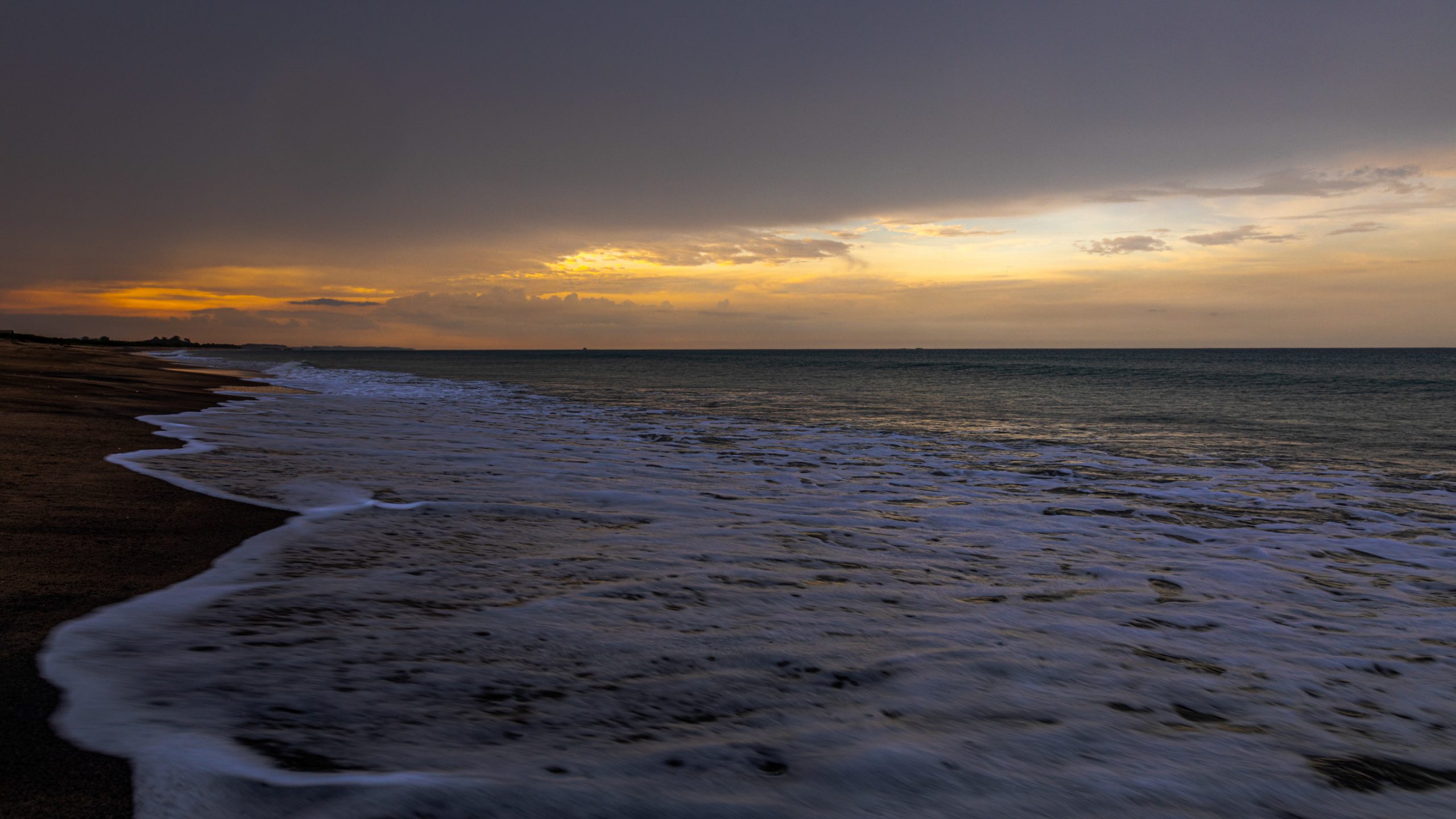 Écume sur plage déserte