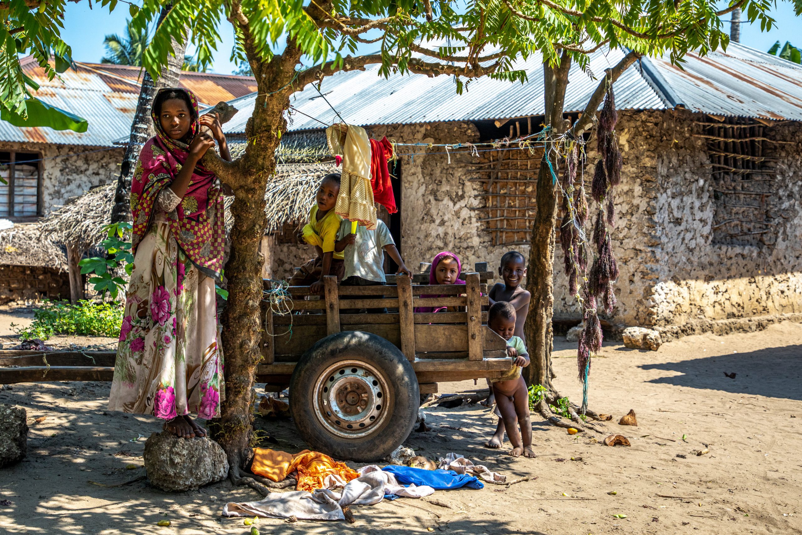 Enfants à Zanzibar autour charrette