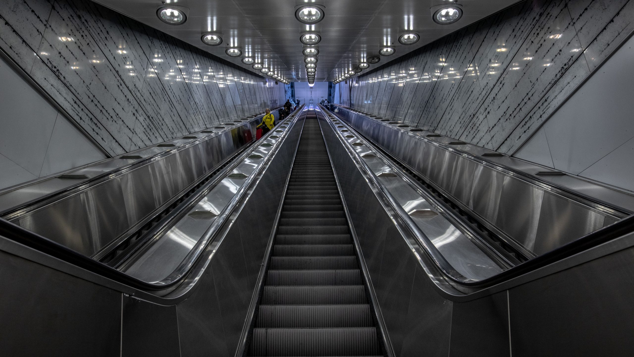 Escalier mécanique station de métro
