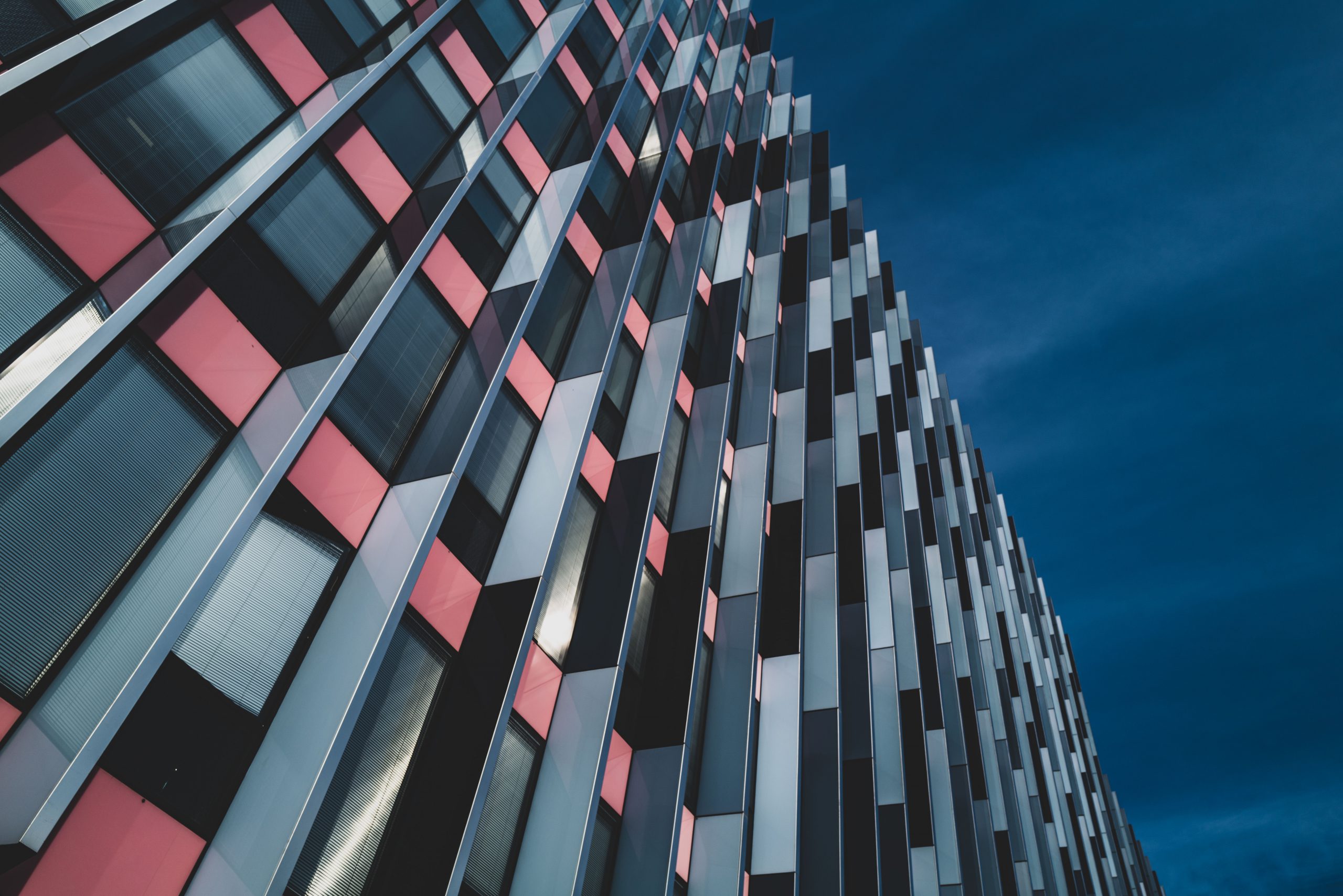 Façade d’immeuble aux panneaux roses