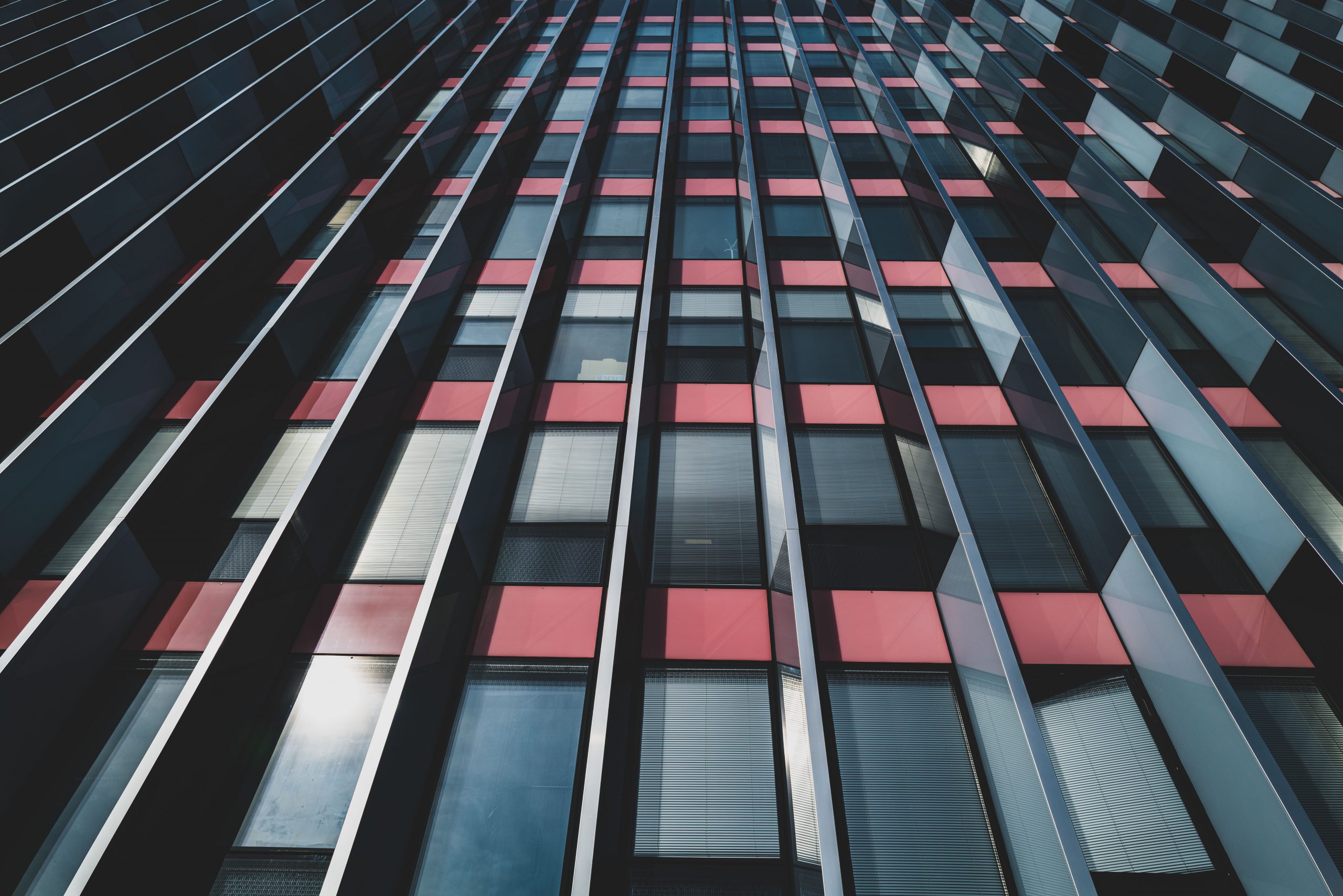 Façade d’immeuble vitré à lames métalliques