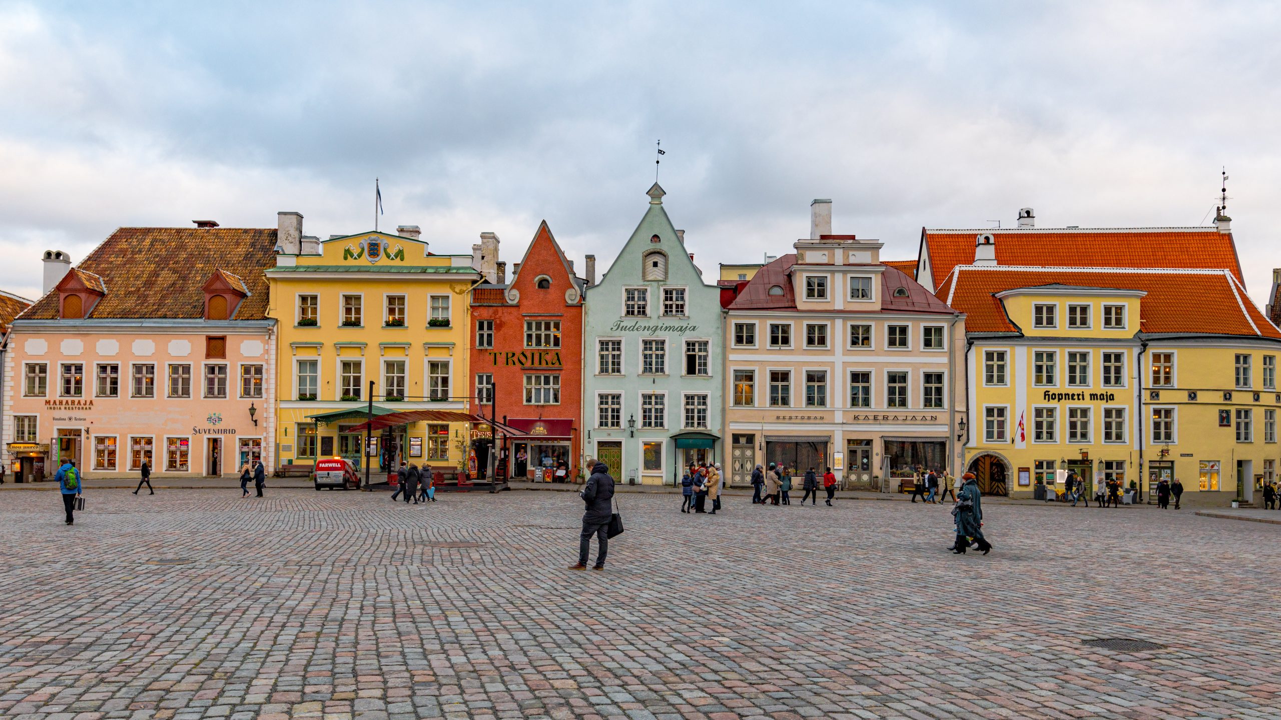 Façades du Raekoja Plats à Tallinn
