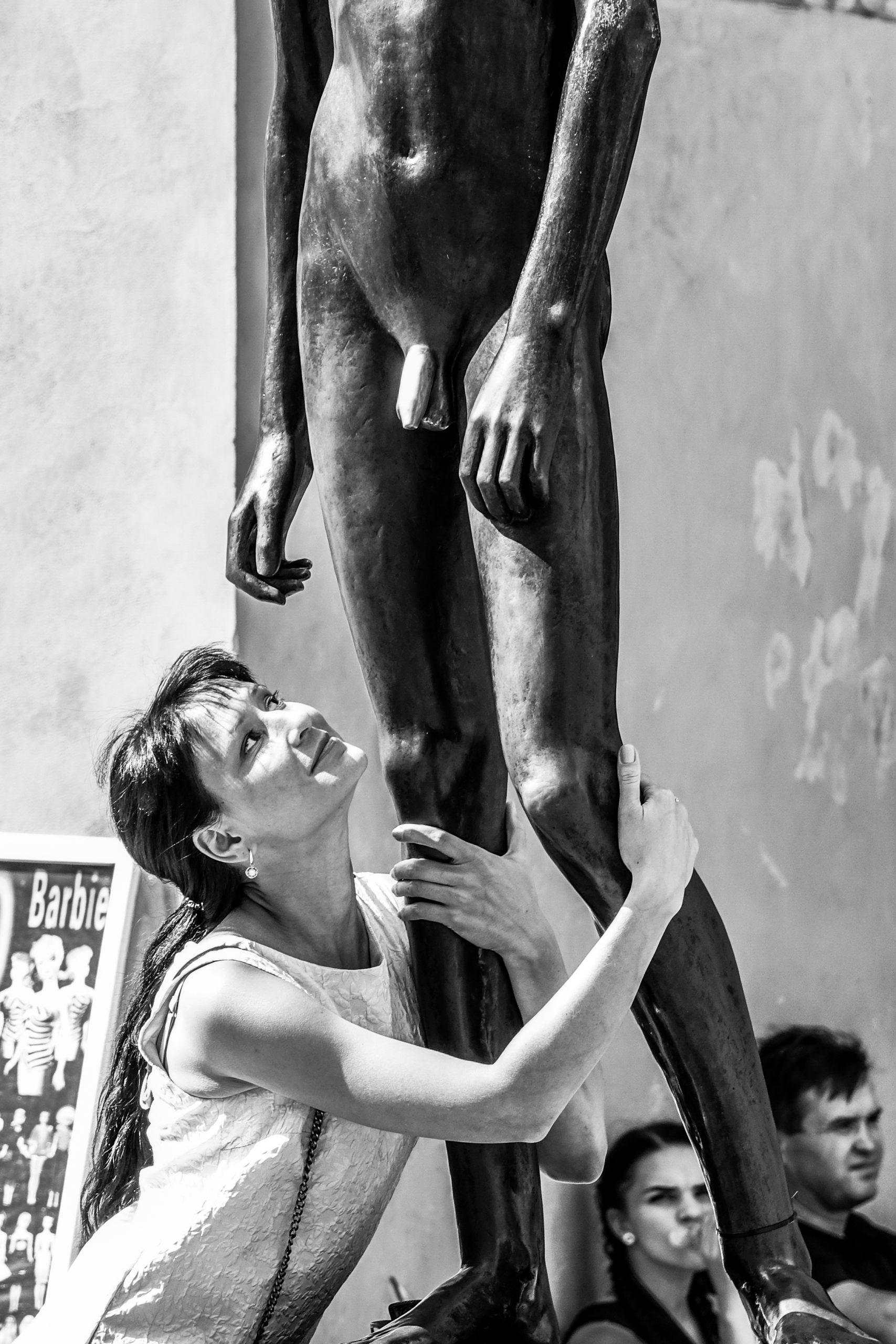 Femme enlacée statue de bronze