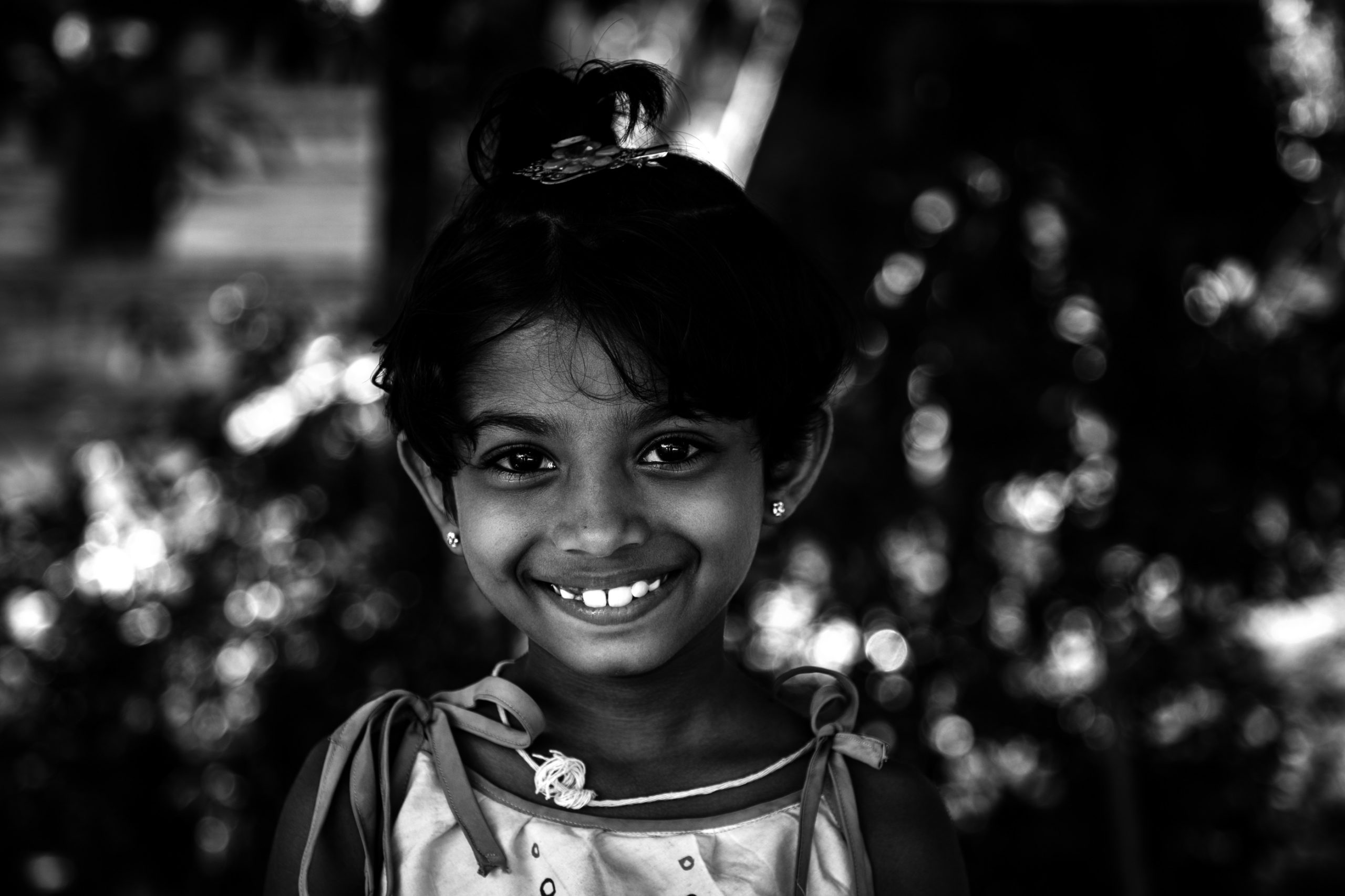 Fillette au sourire éclatant