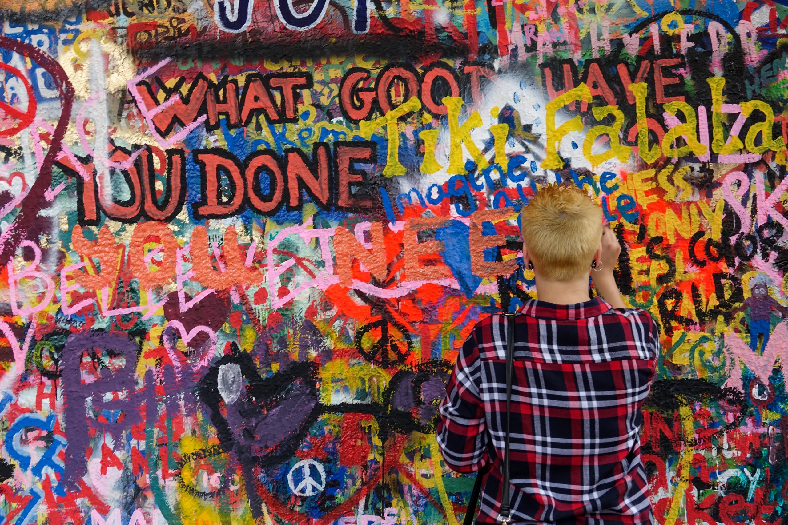 Graffiti sur le mur John Lennon