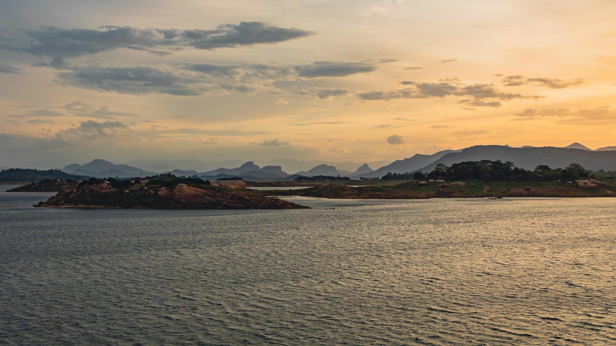 Îlots granitiques sur lac doré