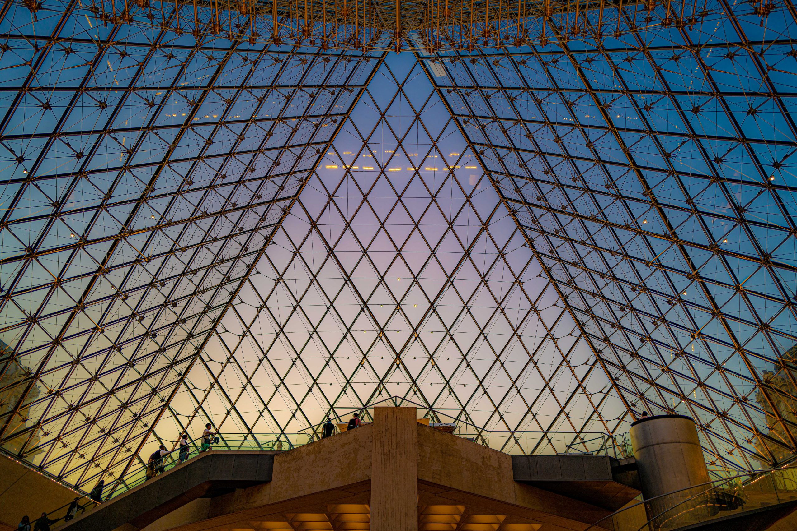Intérieur de la Pyramide du Louvre