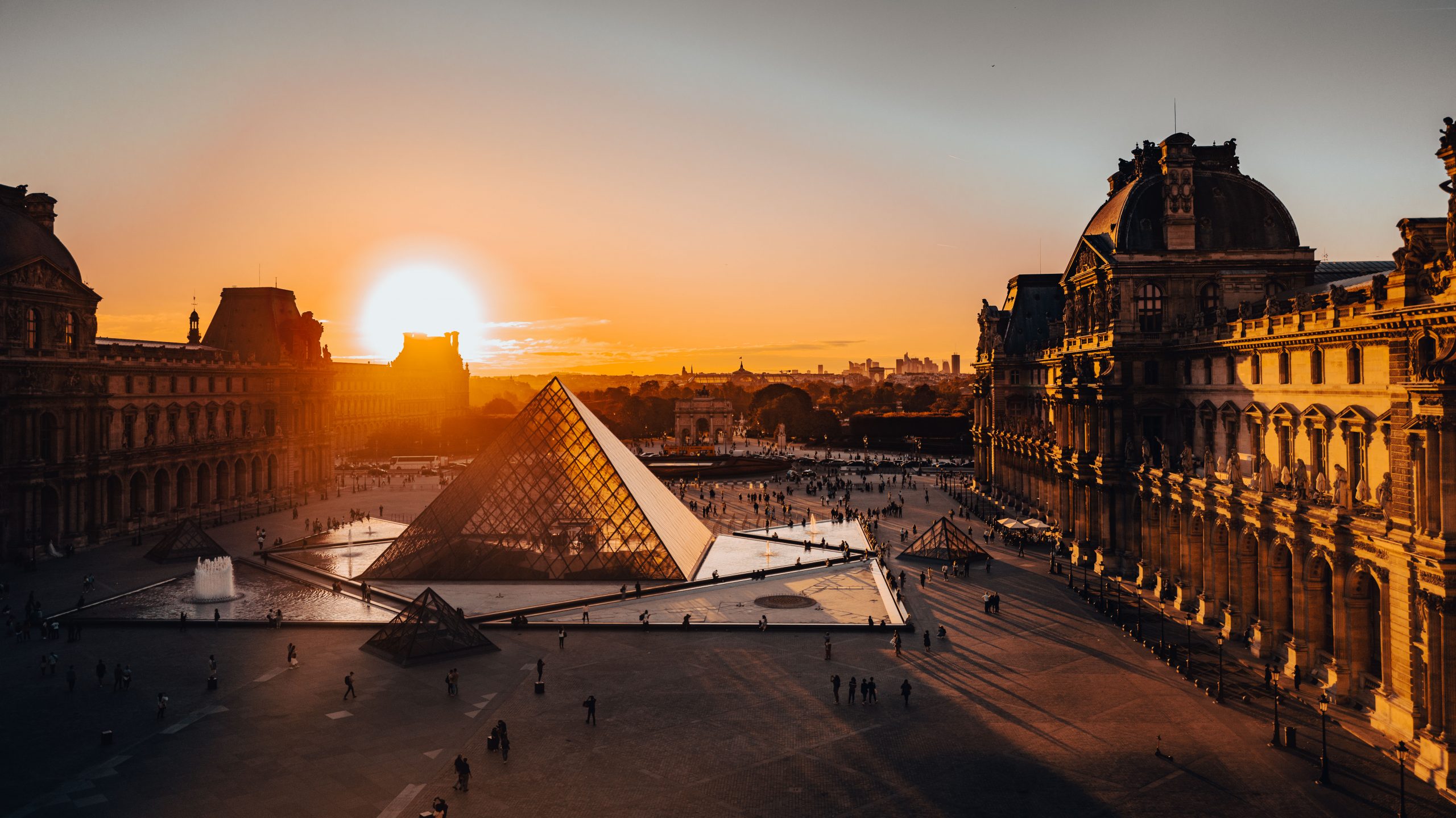 La Pyramide du Louvre au Couchant