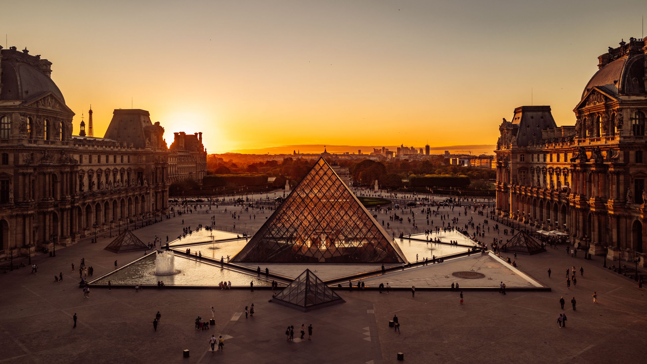 La Pyramide du Louvre au Crépuscule