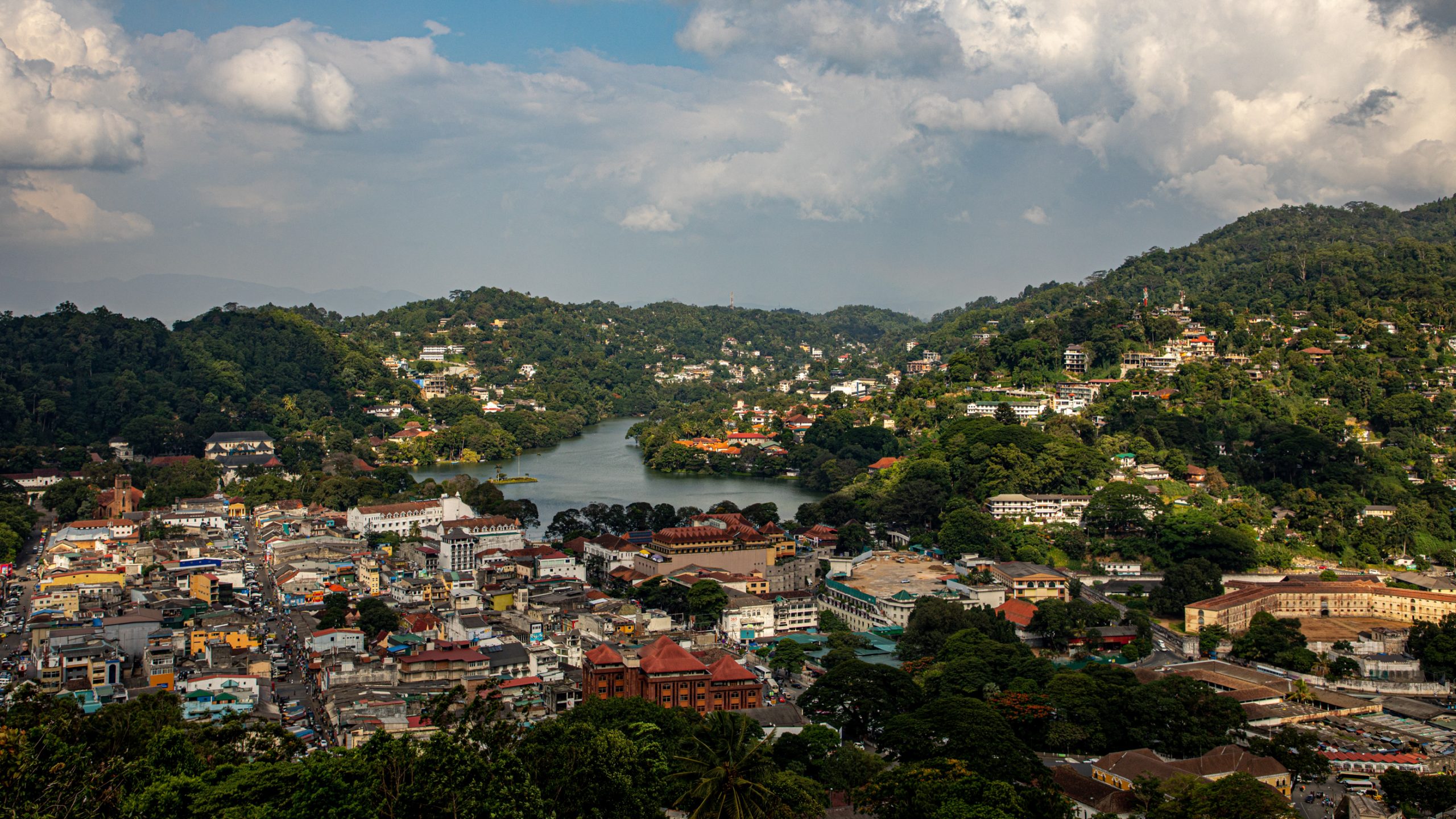 Lac de Kandy entouré de collines
