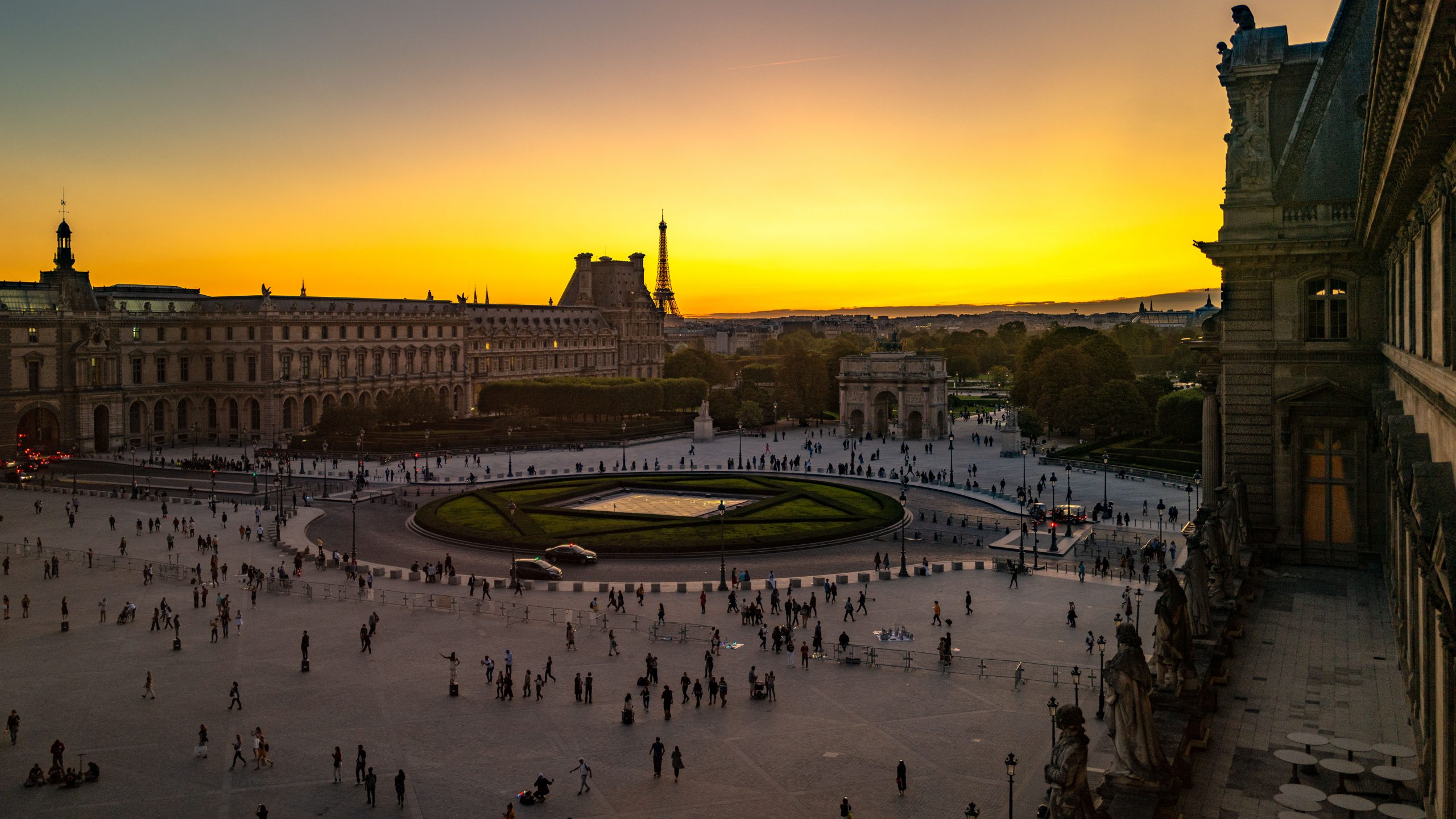 Louvre – Pyramide Inversée et Tour Eiffel