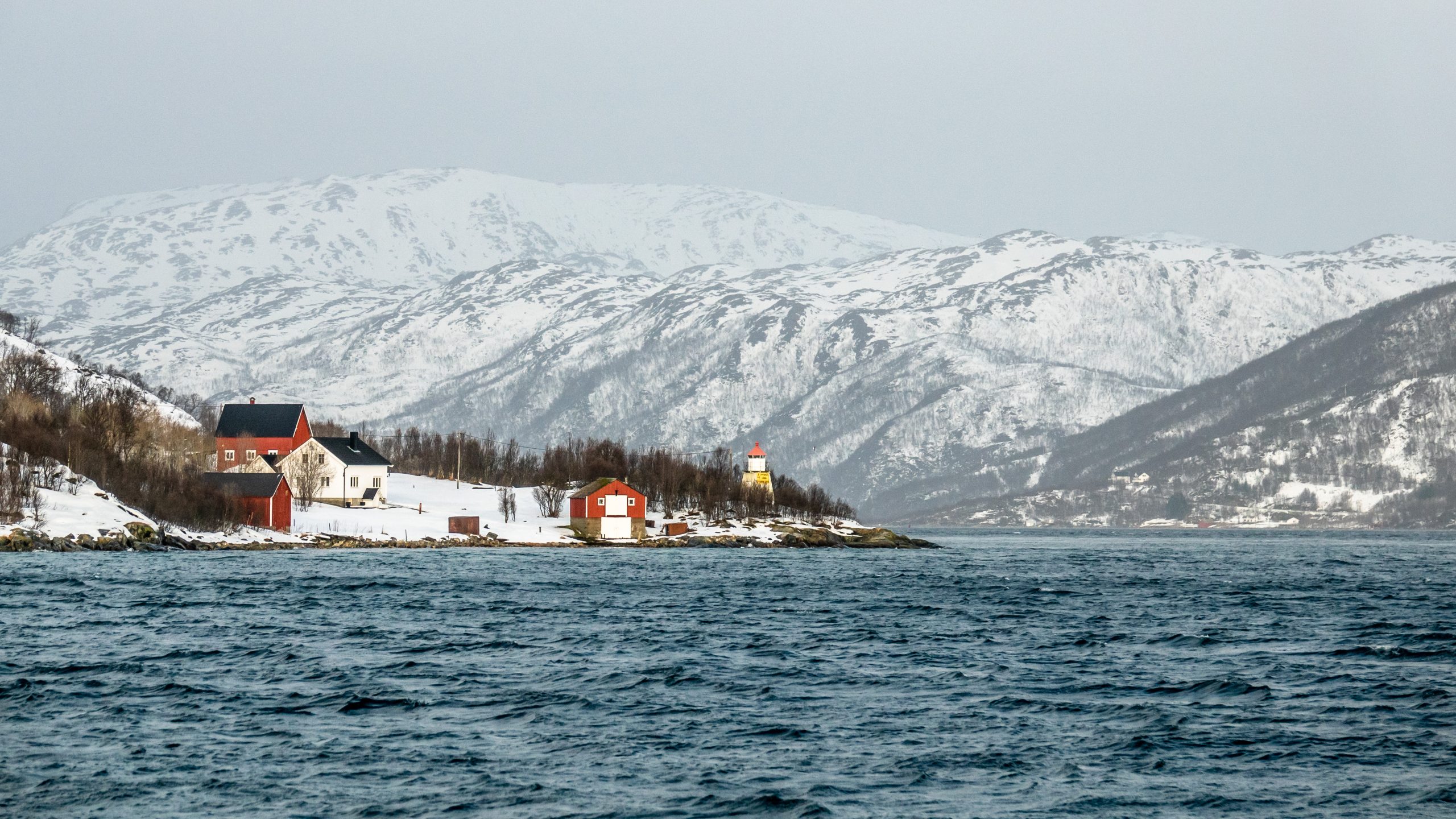 Maisons rouges et phare norvégien