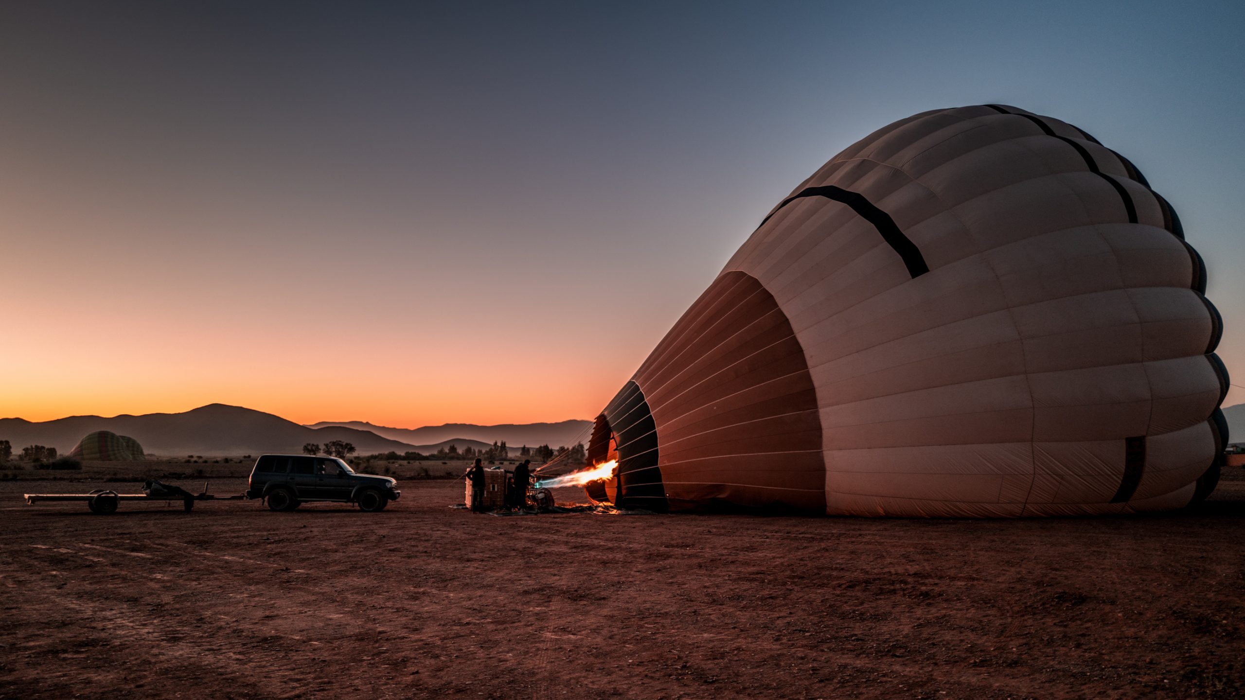 Montgolfière en gonflage matinal