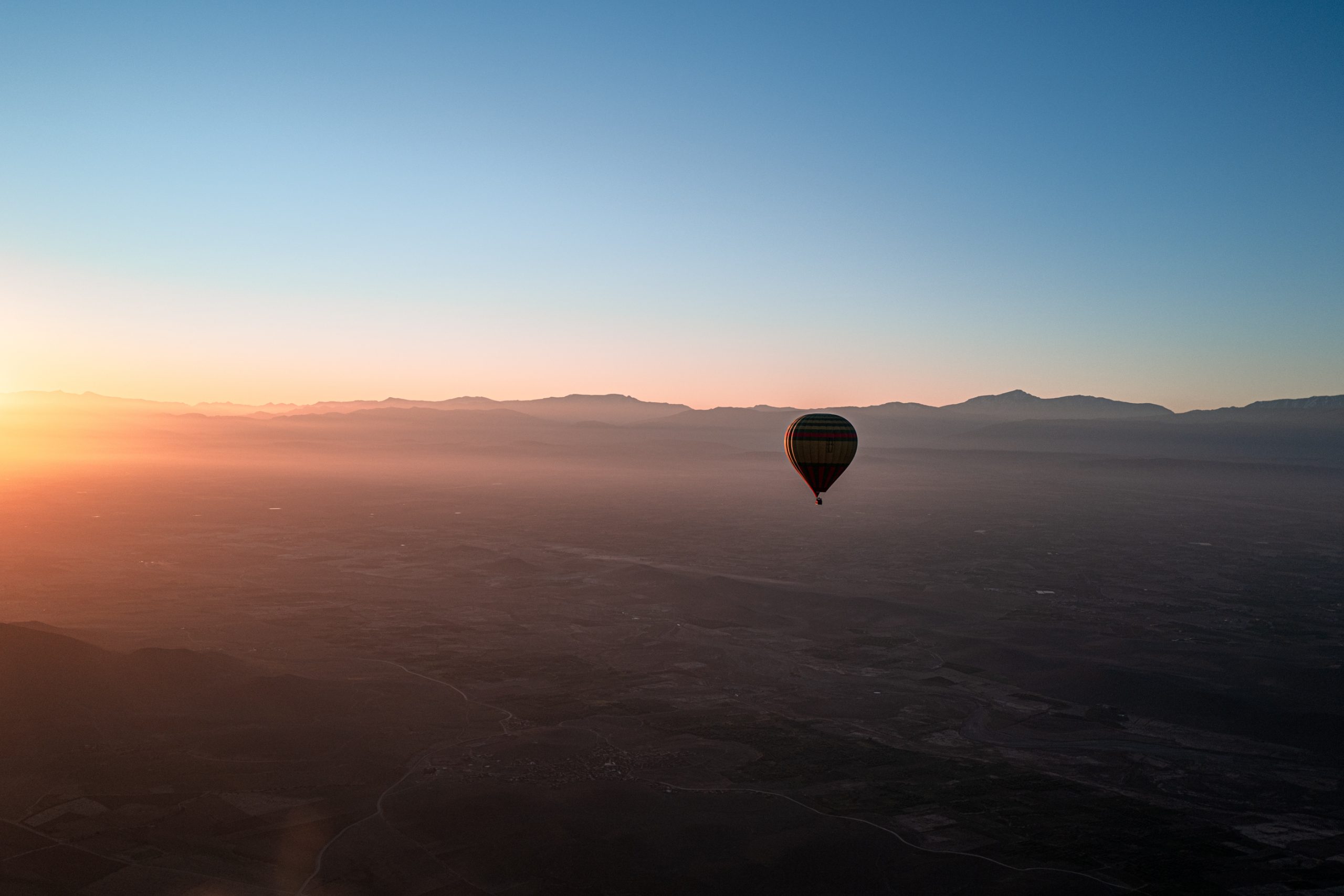 Montgolfière sur vallée brumeuse