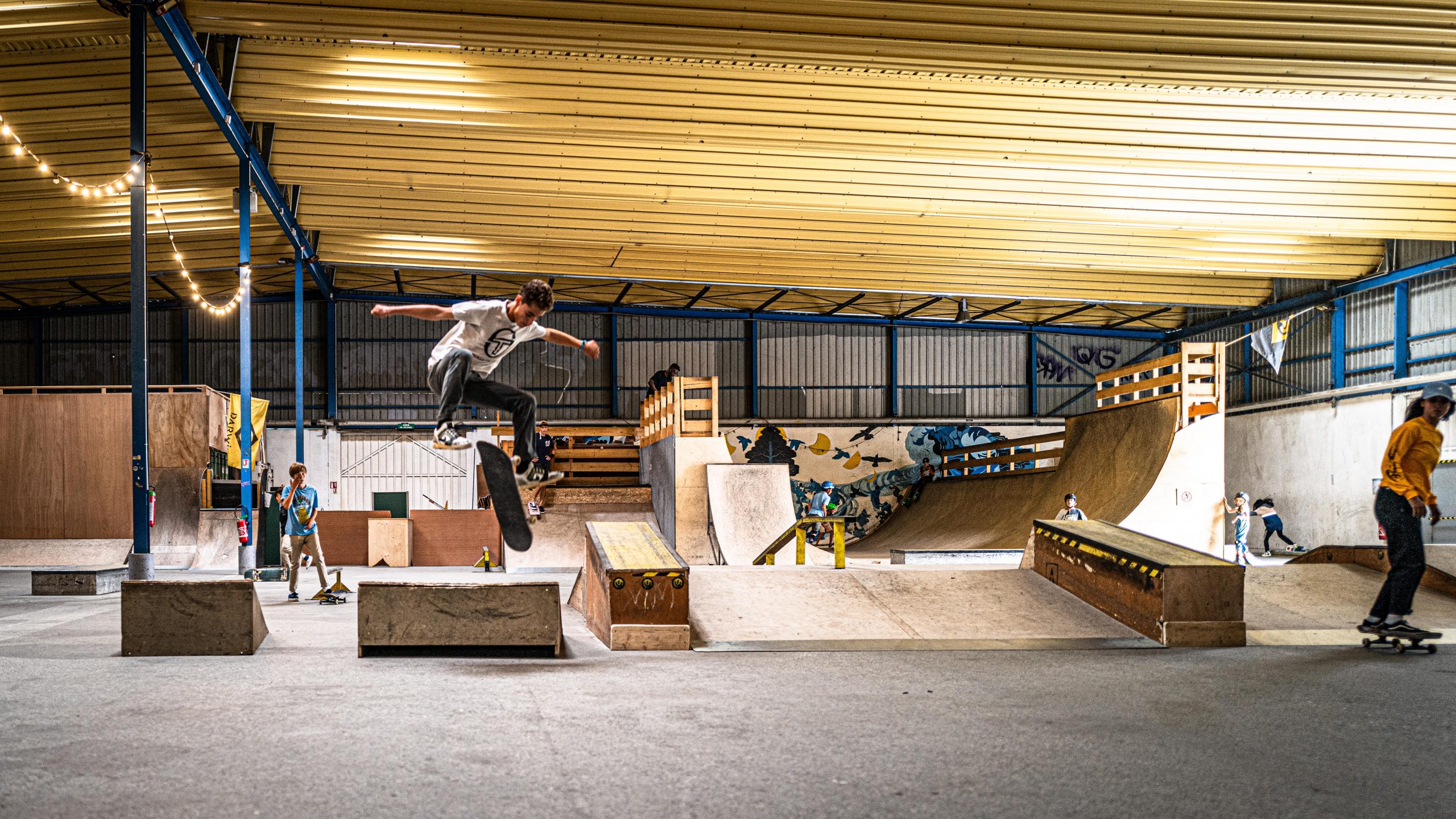Ollie au skatepark couvert