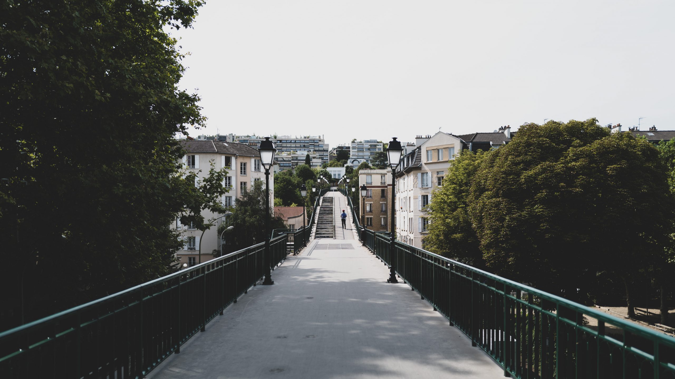 Passerelle piétonne ombragée