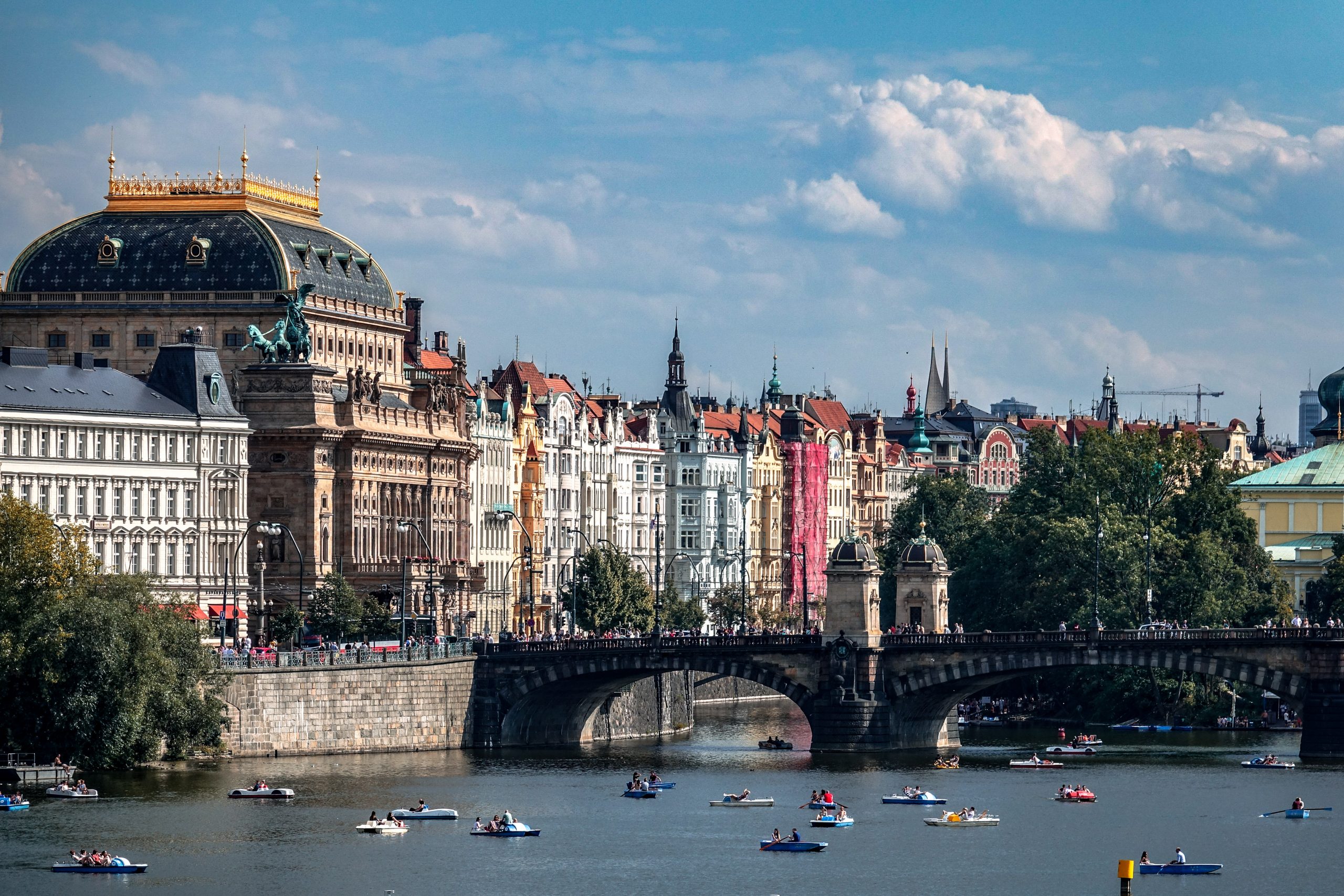 Pédalos devant le Théâtre National