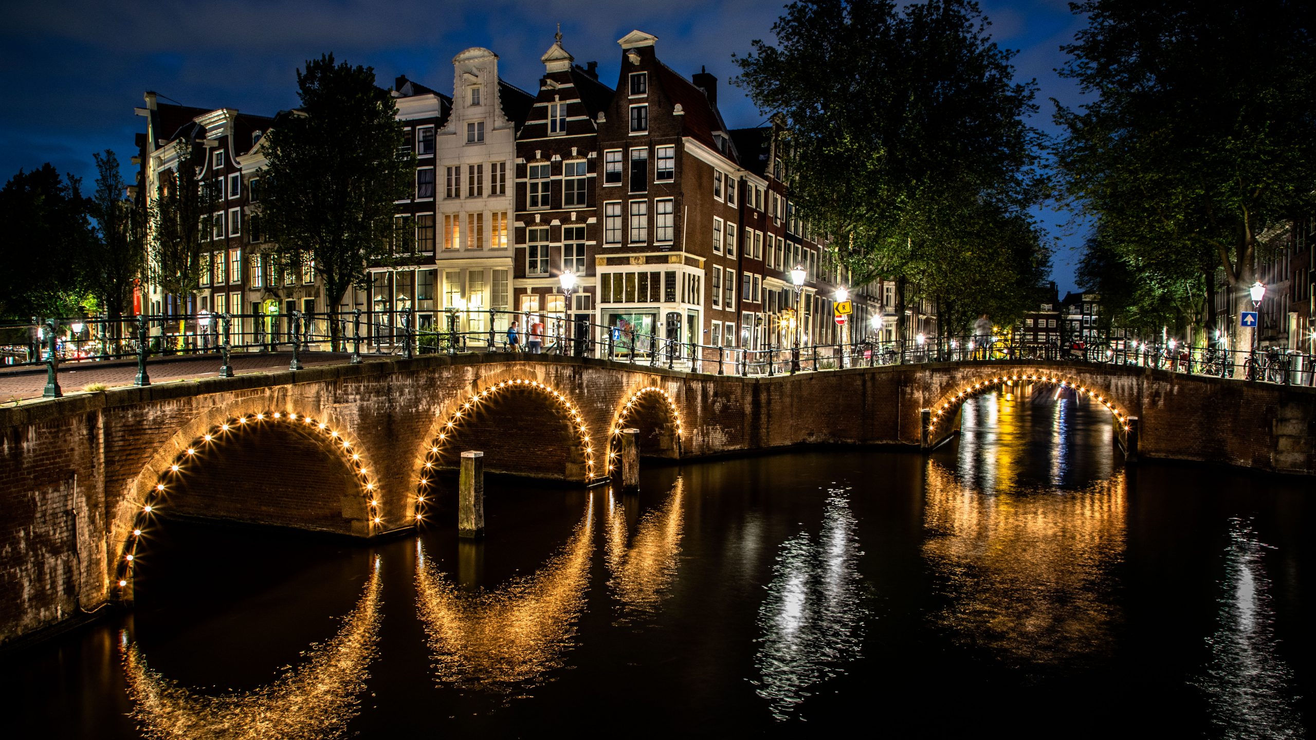Pont illuminé du canal d’Amsterdam