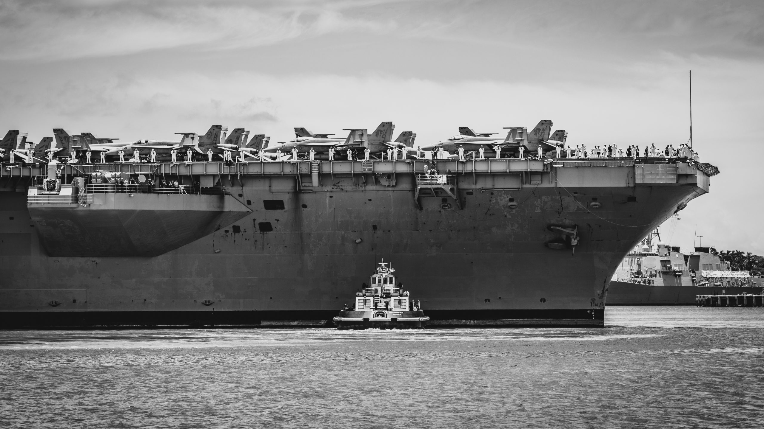 Porte-avions américain et remorqueur