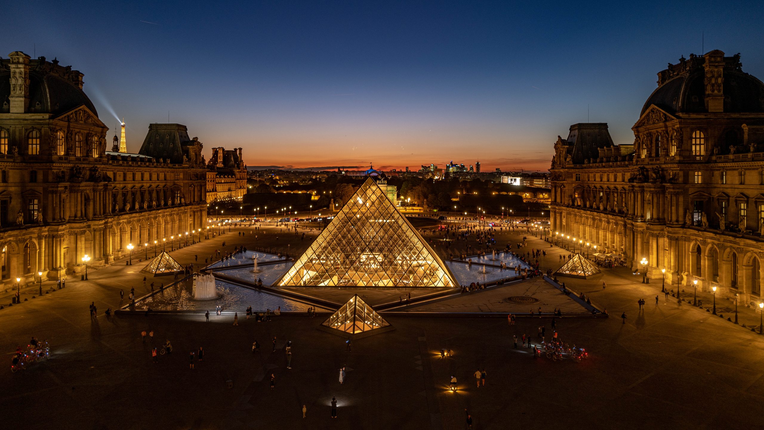 Pyramide du Louvre Illuminée