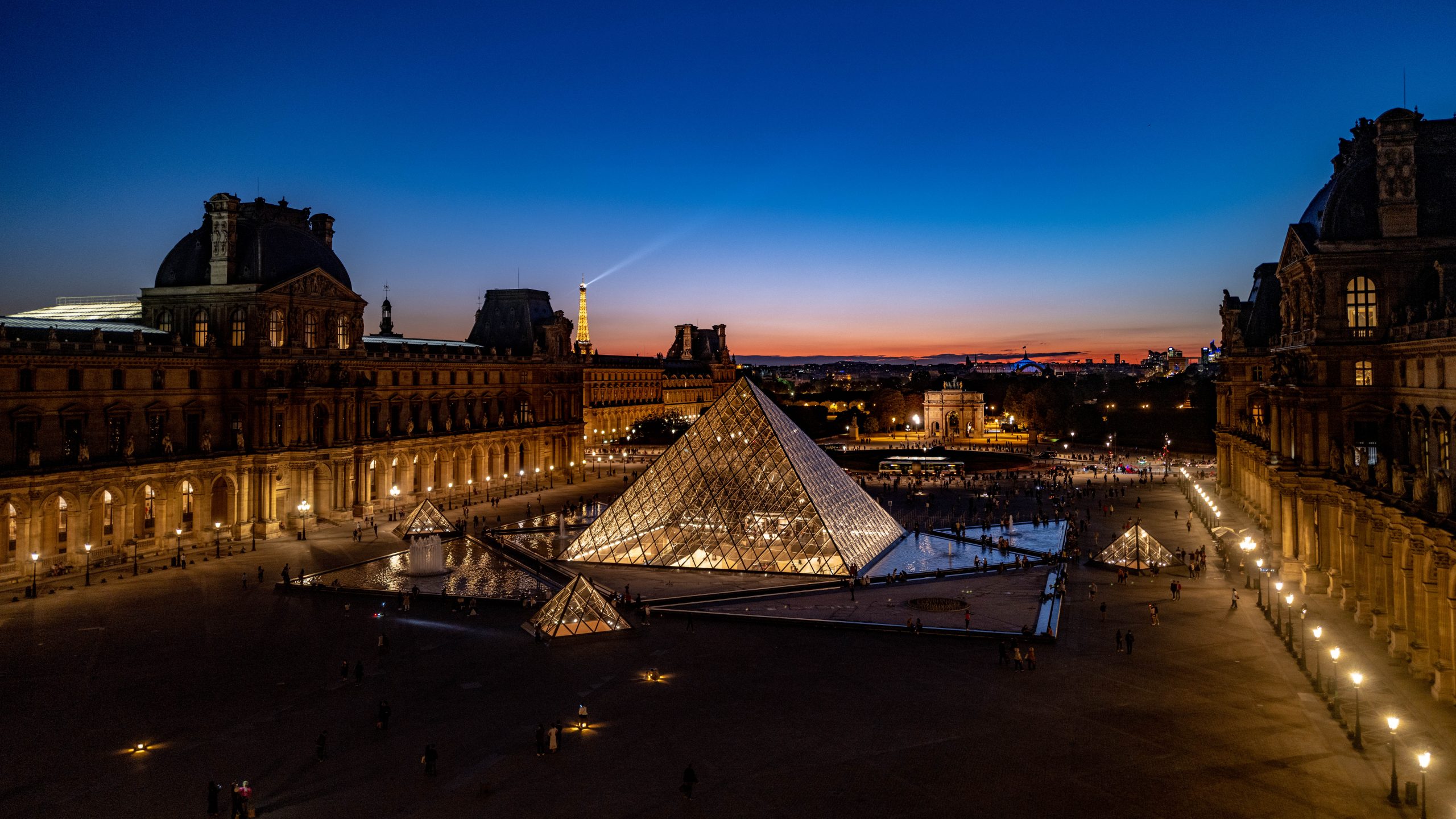 Pyramide du Louvre au crépuscule