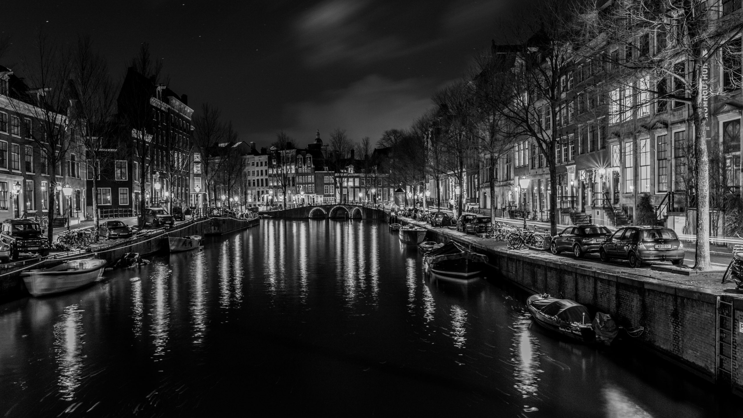 Reflets nocturnes du canal d’Amsterdam