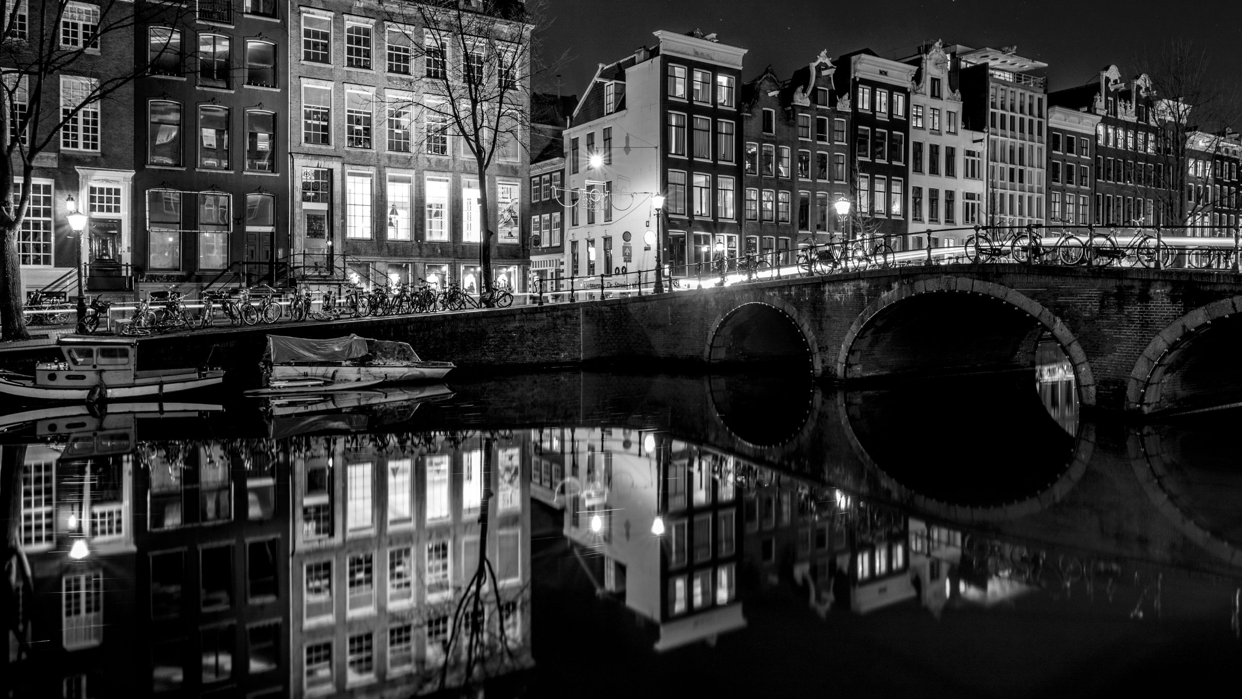 Reflets nocturnes sur canal d'Amsterdam