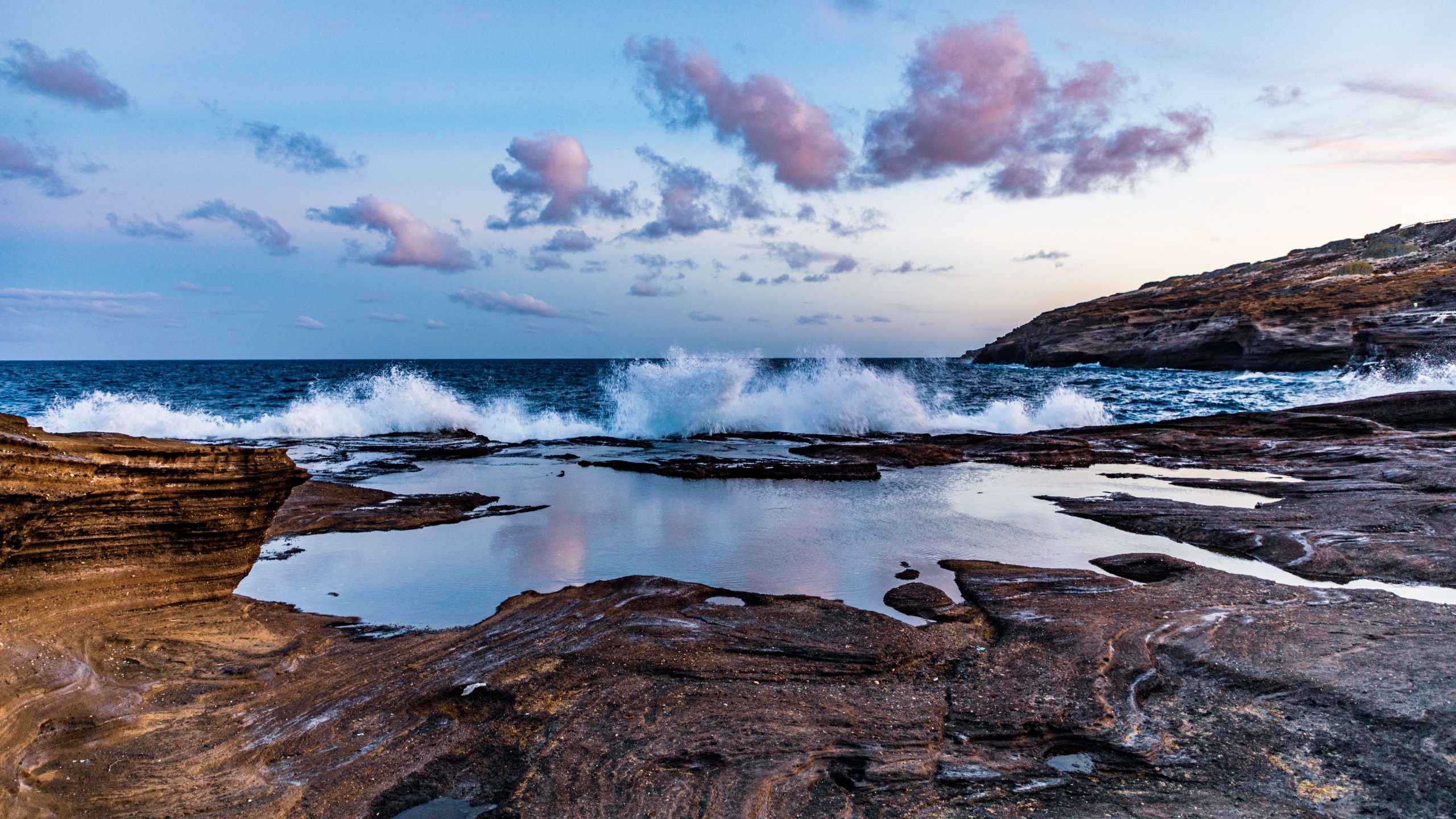Rochers volcaniques et houle