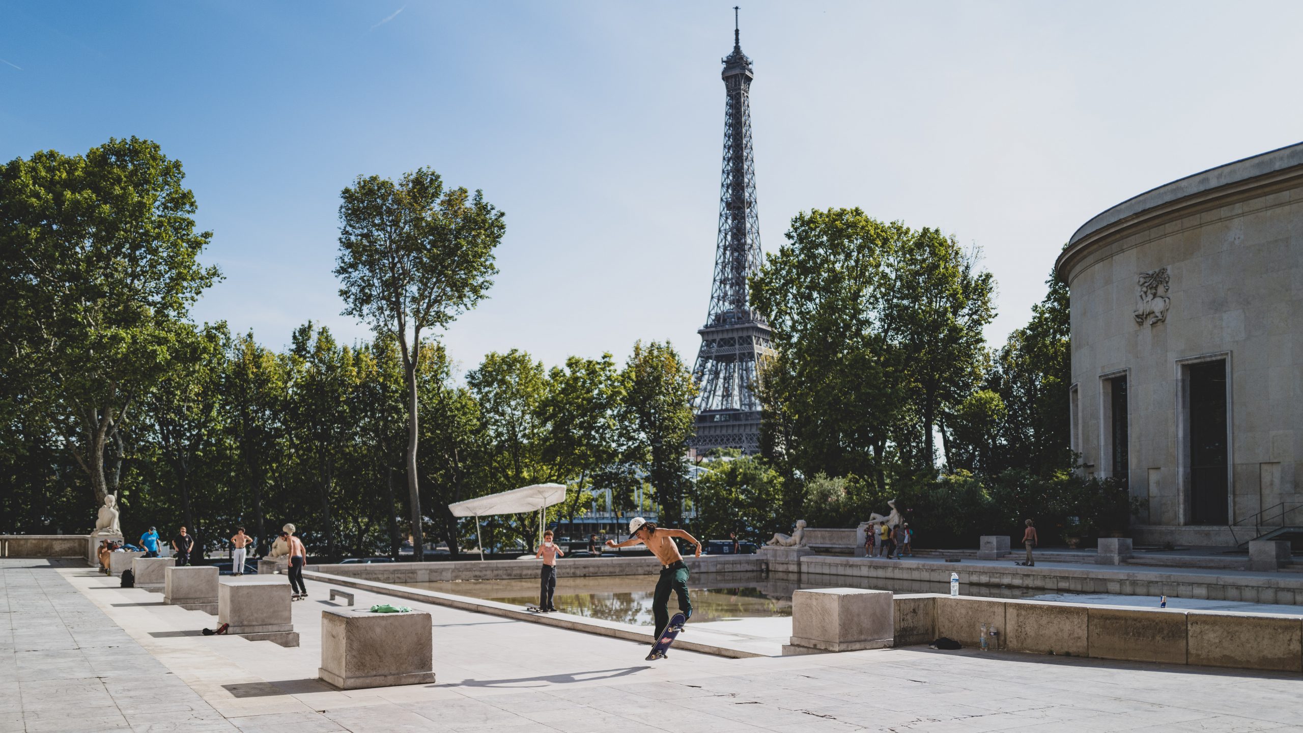 Skateur devant la Tour Eiffel
