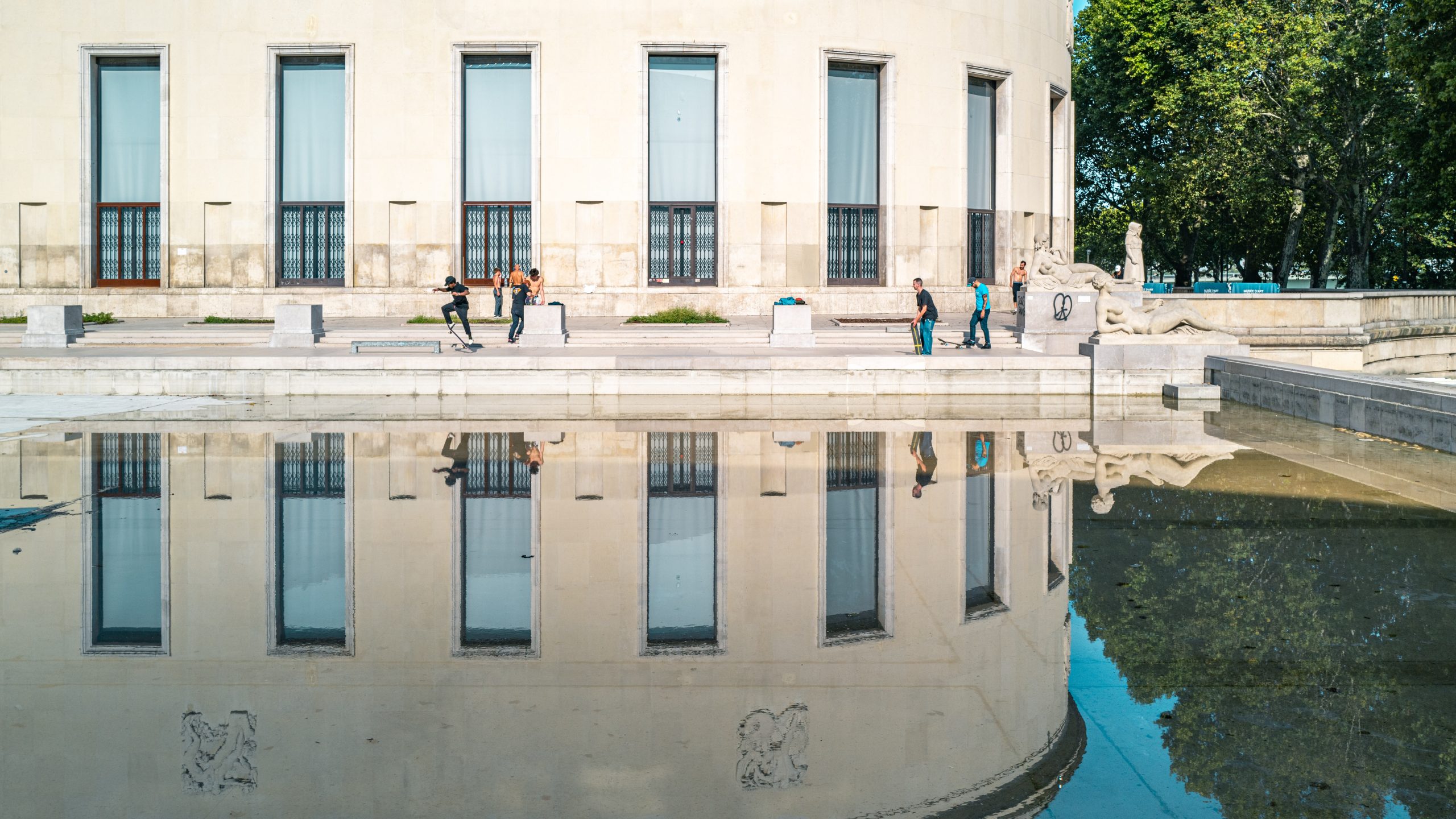 Skateurs au Palais de Tokyo