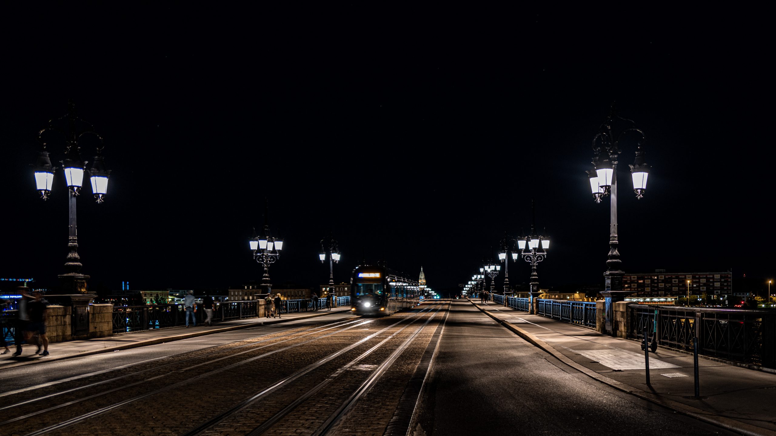 Tramway sur le Pont de Pierre
