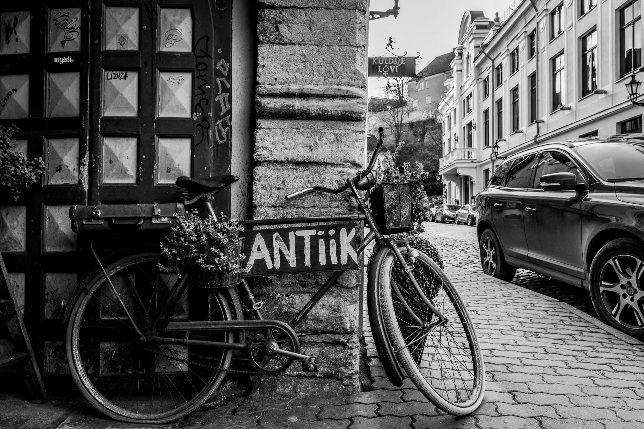 Vélo ancien devant antiquaire