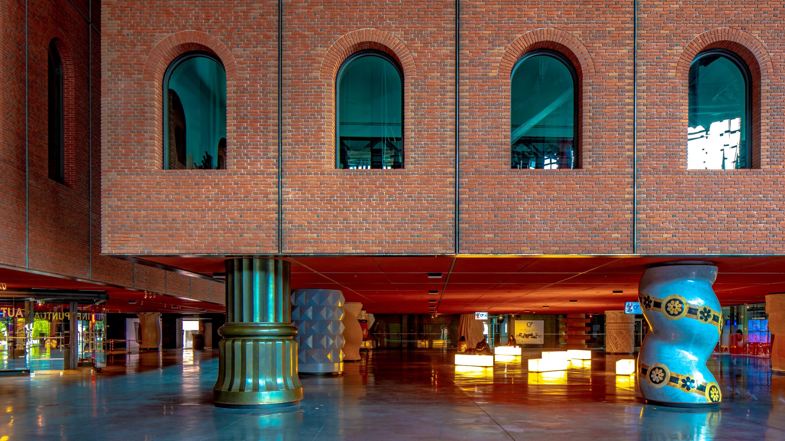 Volume en briques sur colonnes sculptées