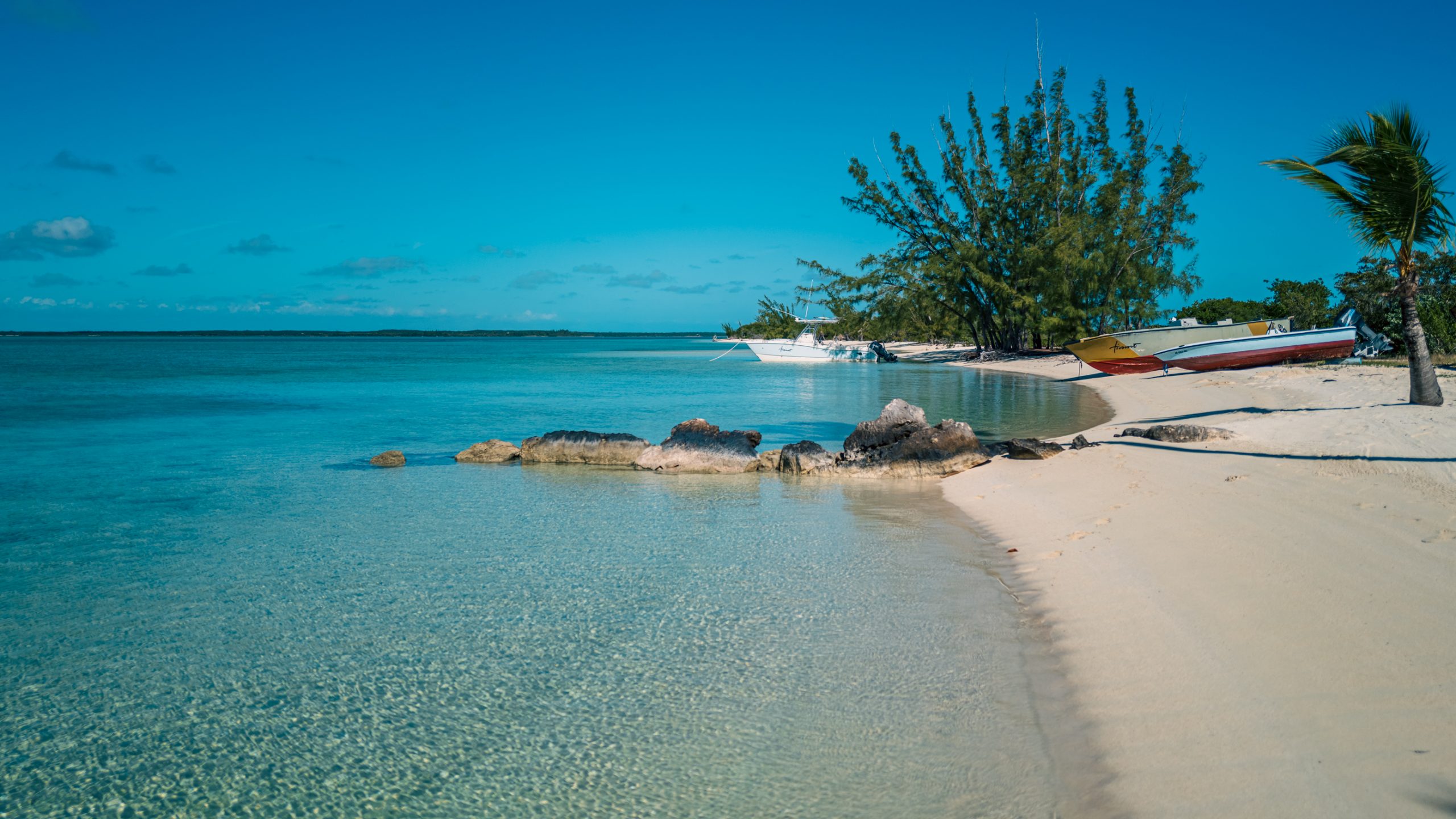 Bateaux sur lagon turquoise et palmiers