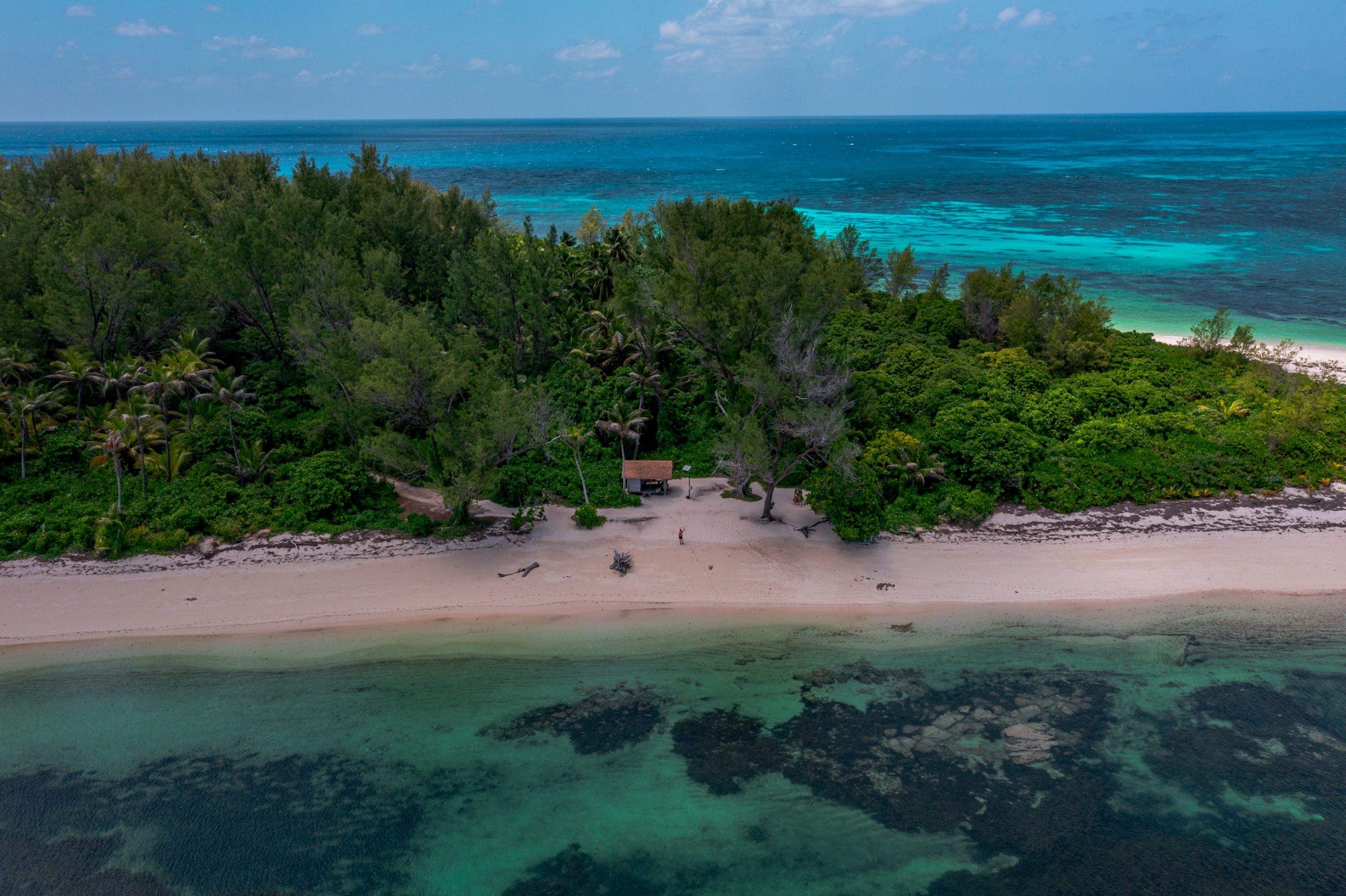Cabane sur îlot tropical