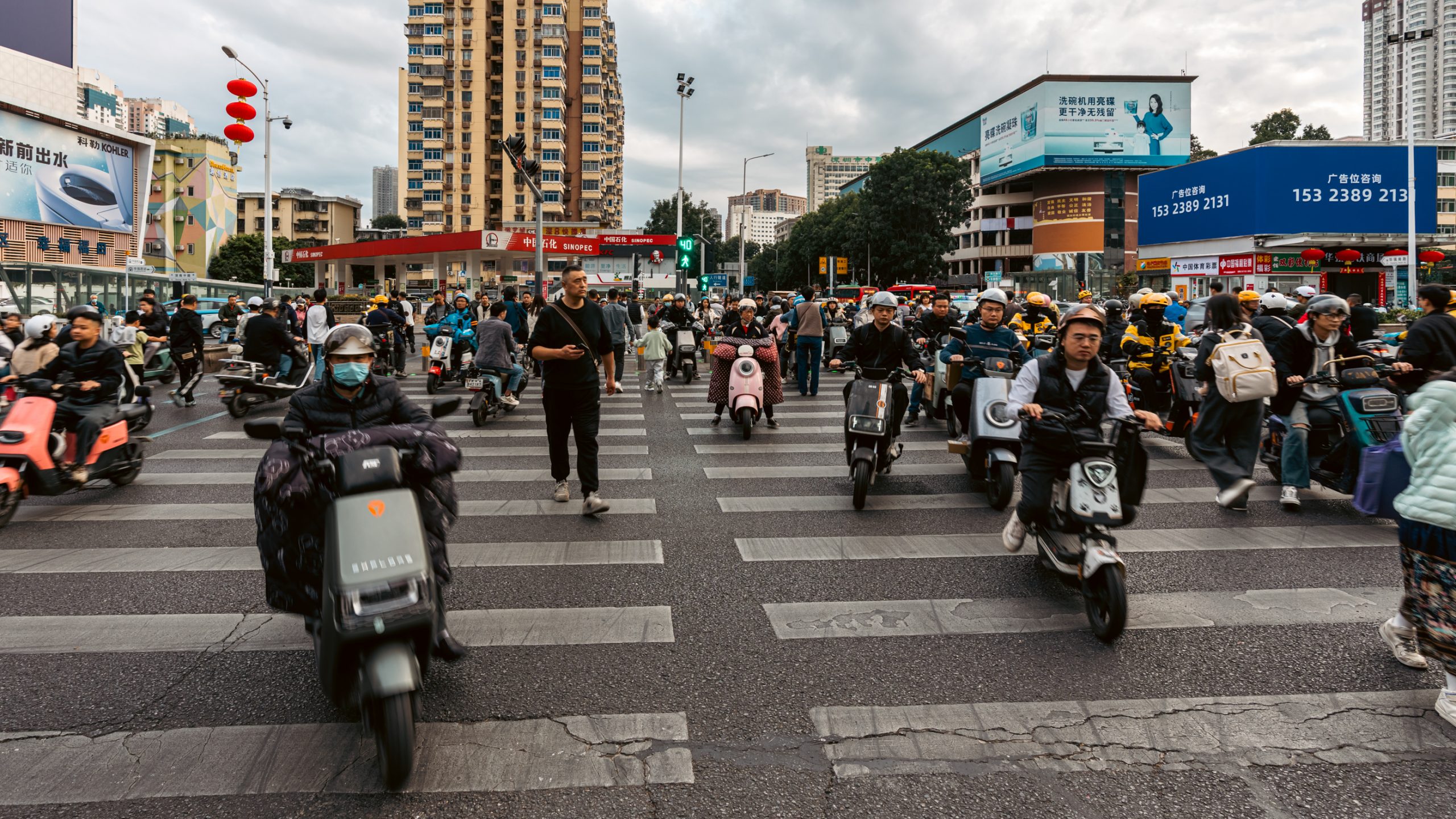 Carrefour bondé de scooters électriques