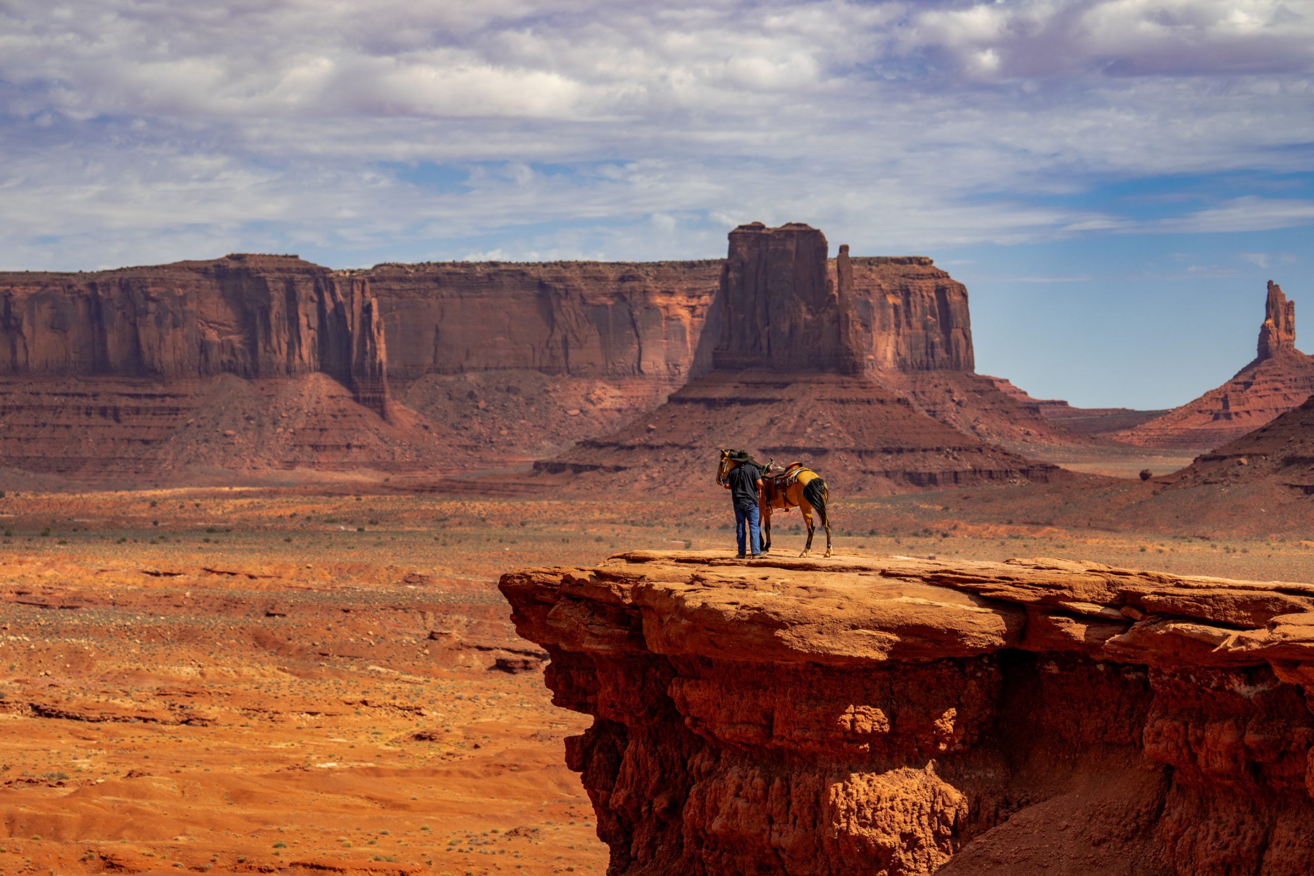 Cheval et cavalier à Monument Valley