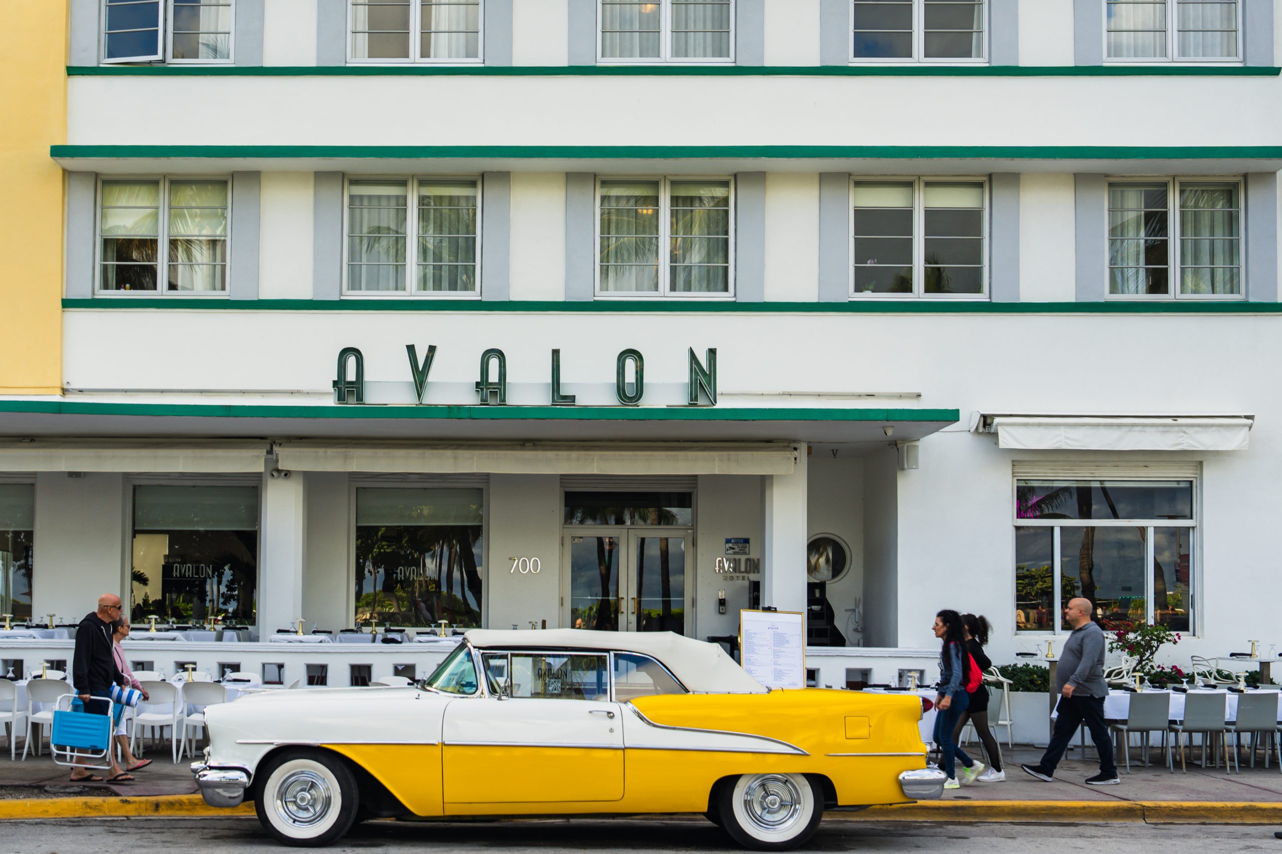 Chevrolet Bel Air devant l’Hôtel Avalon