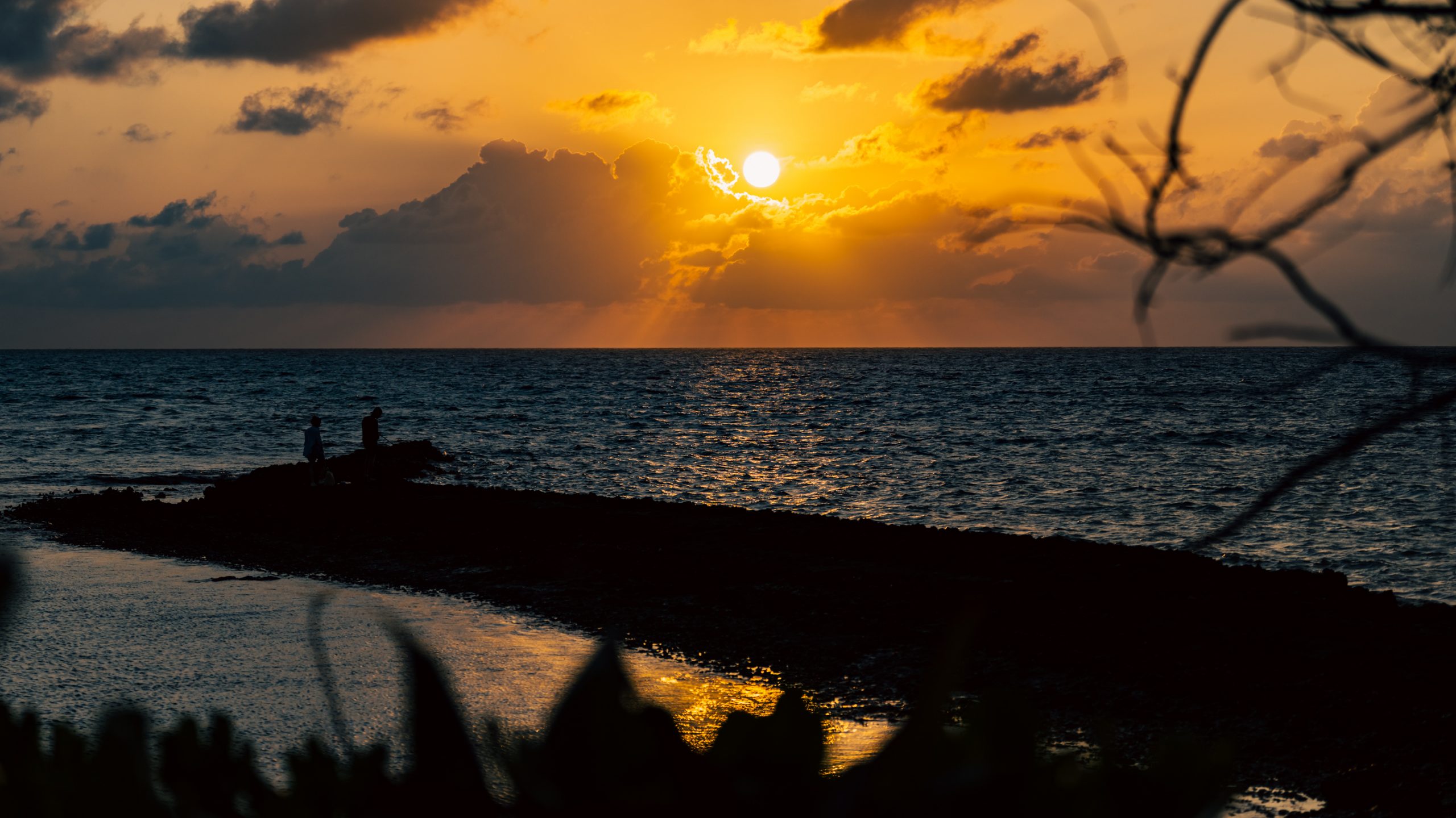 Coucher de soleil sur récif volcanique