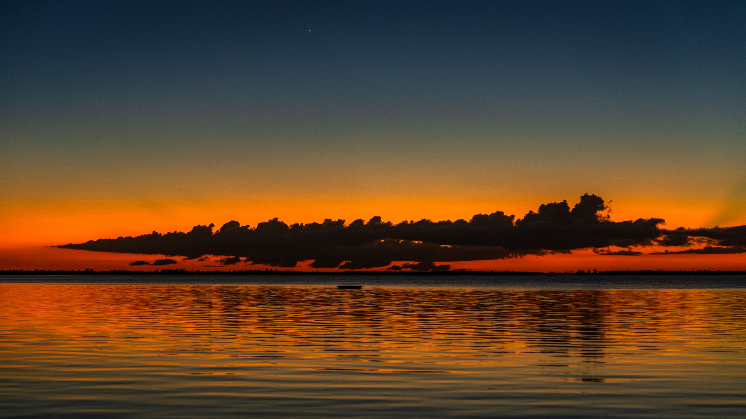 Crépuscule orangé sur le lagon