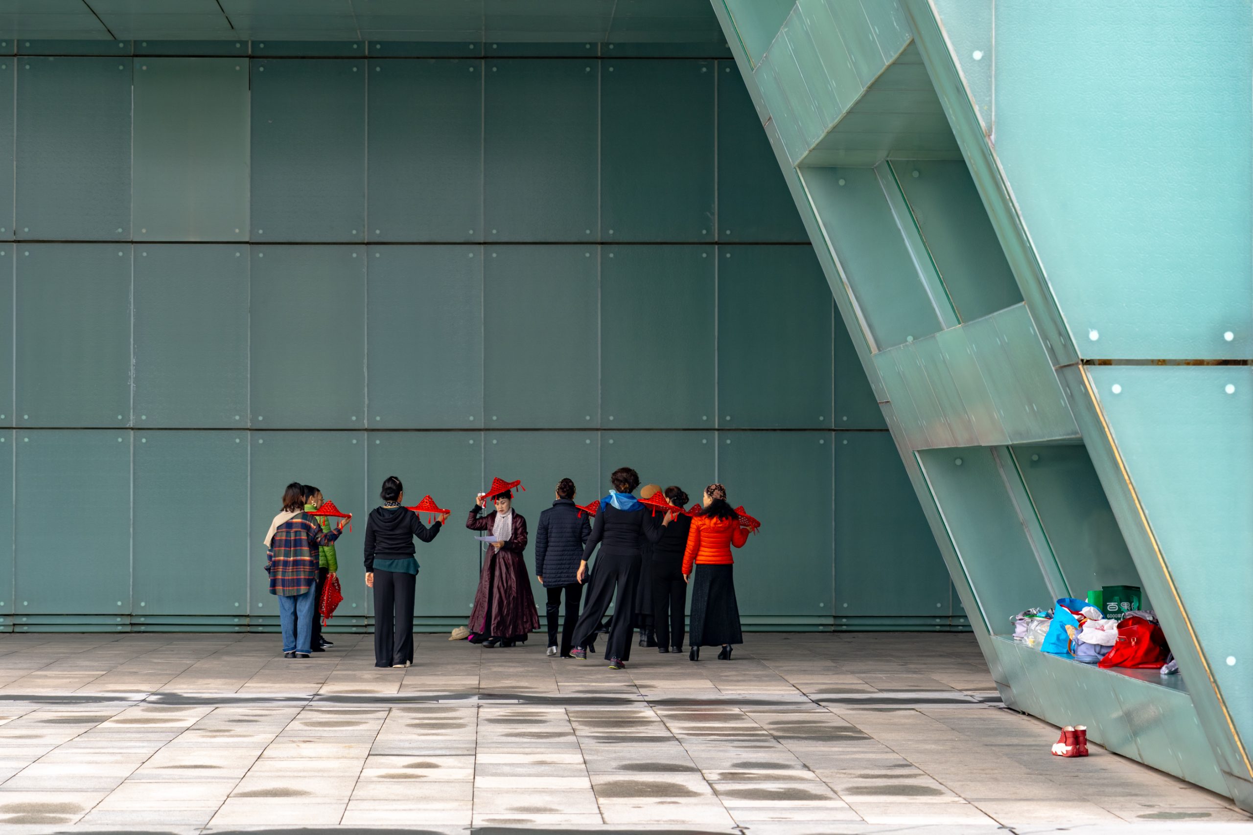 Danseuses au chapeau conique rouge