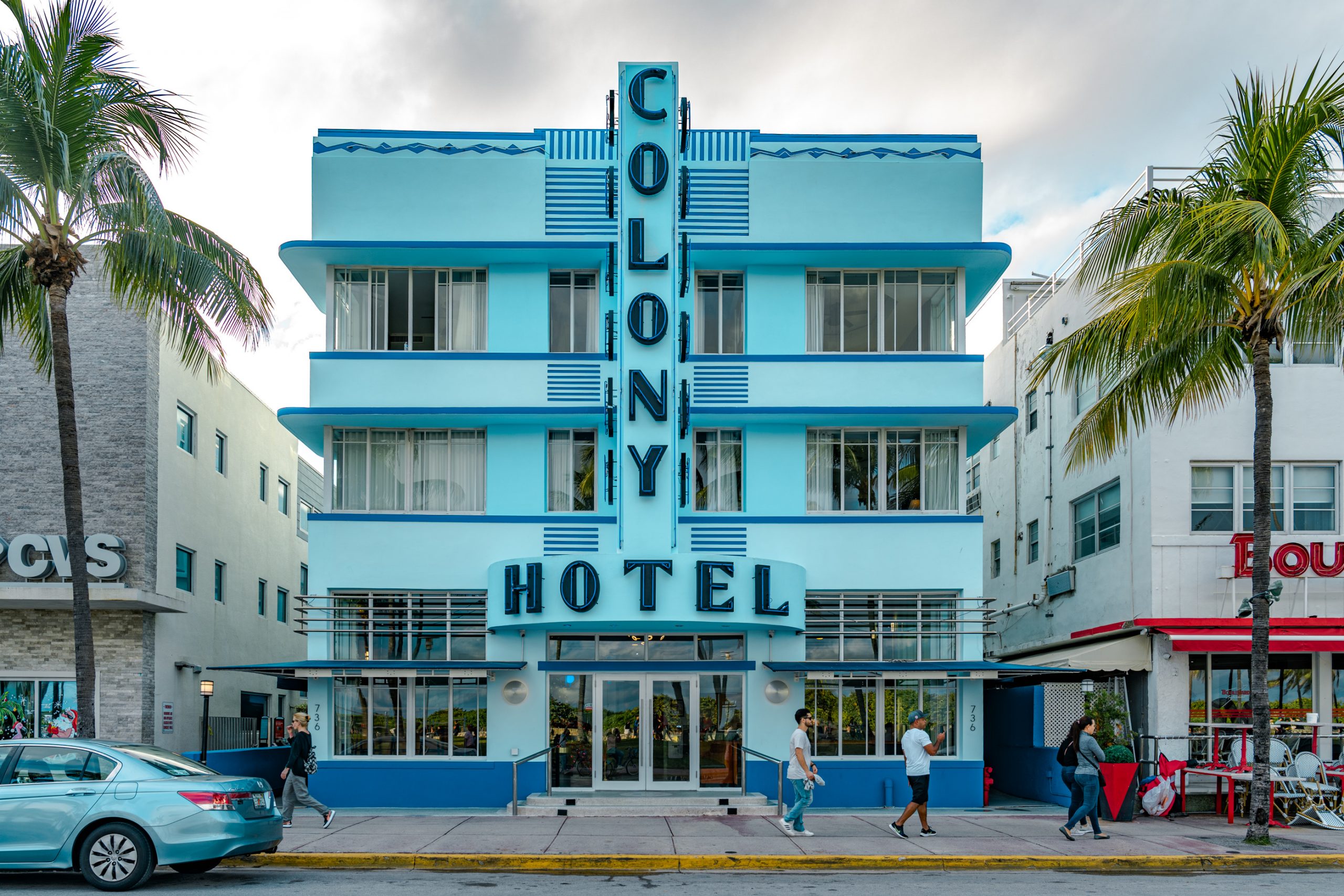 Façade Art Déco du Colony Hotel