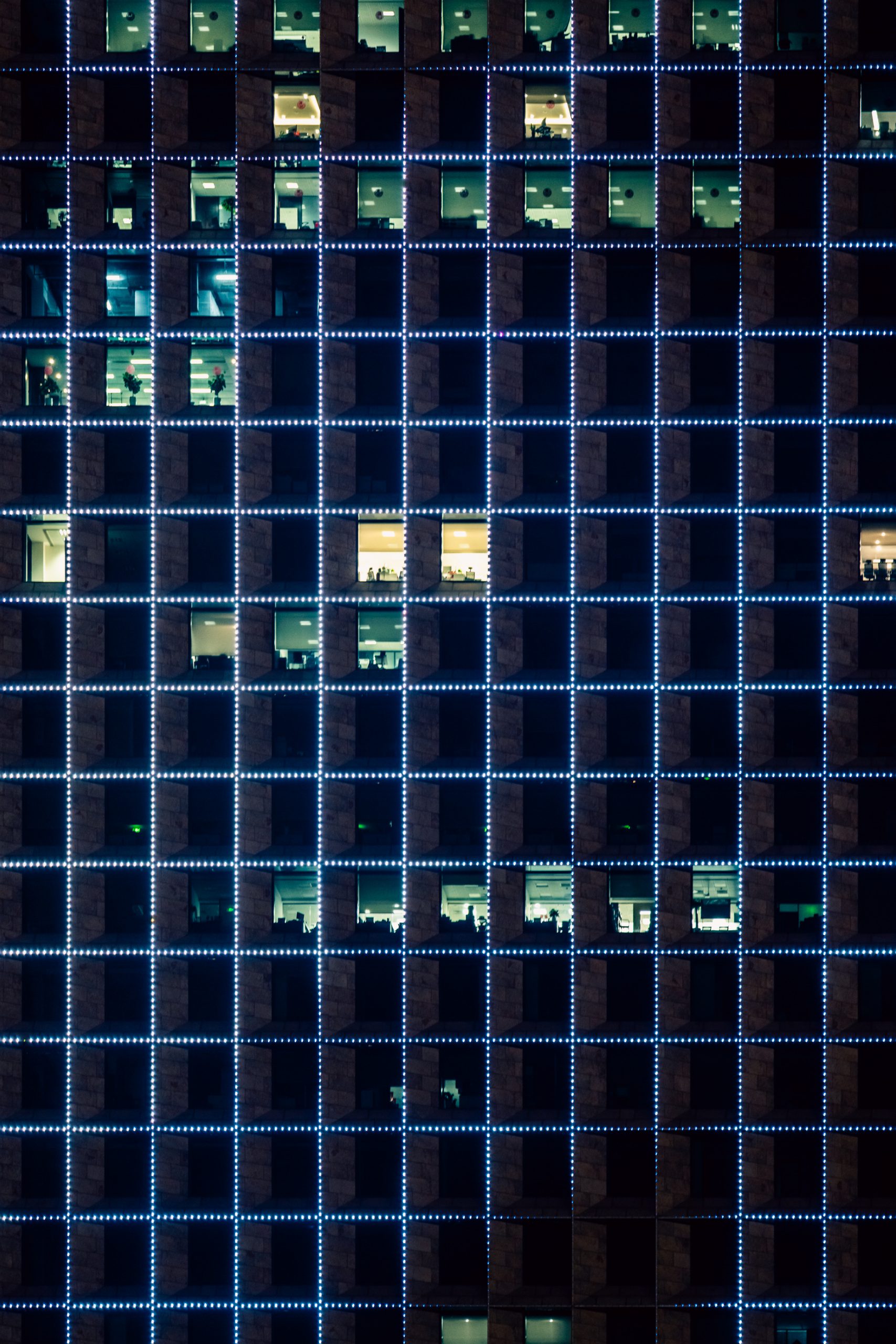 Façade de bureaux illuminée la nuit