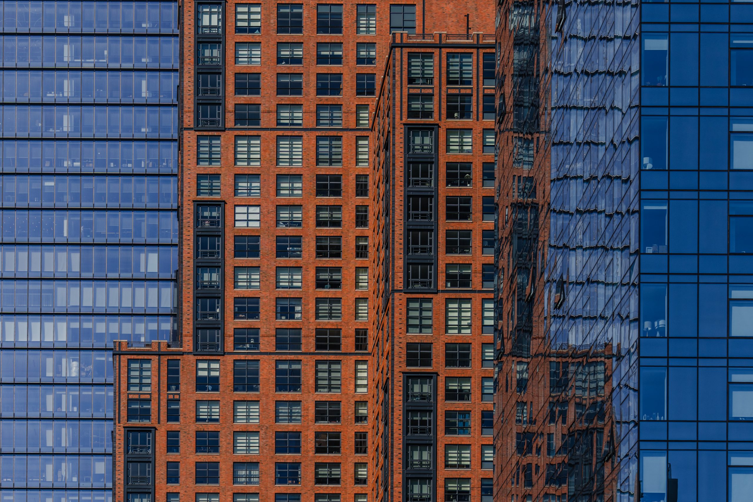 Façade d’immeuble en brique et verre